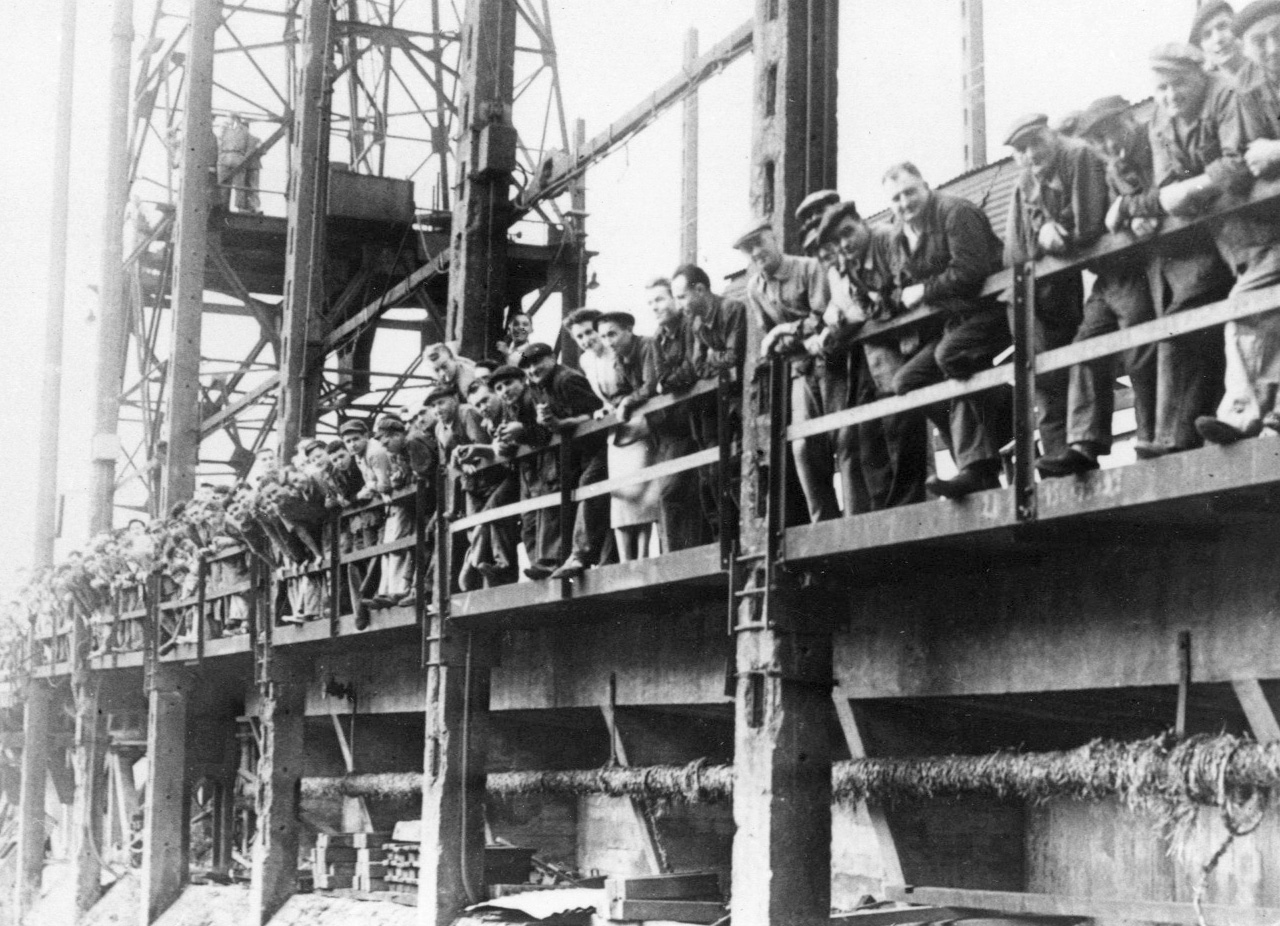 Ouvriers des Anciens chantiers Dubigeon posant sur une passerelle en 1955 (48Z75)