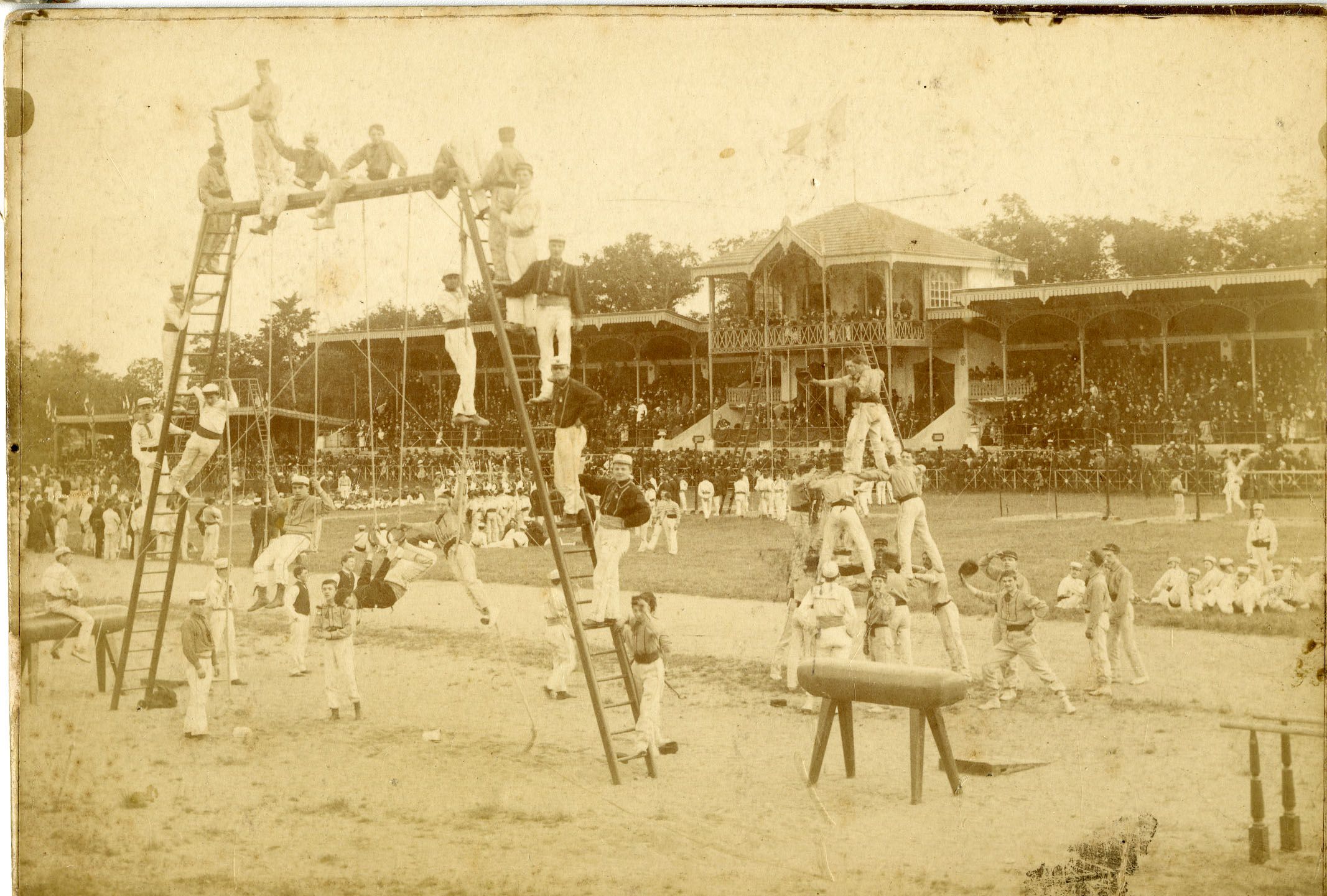 Concours de gymnastique sur l'hippodrome du Petit-Port, 1890 (26Fi1369)