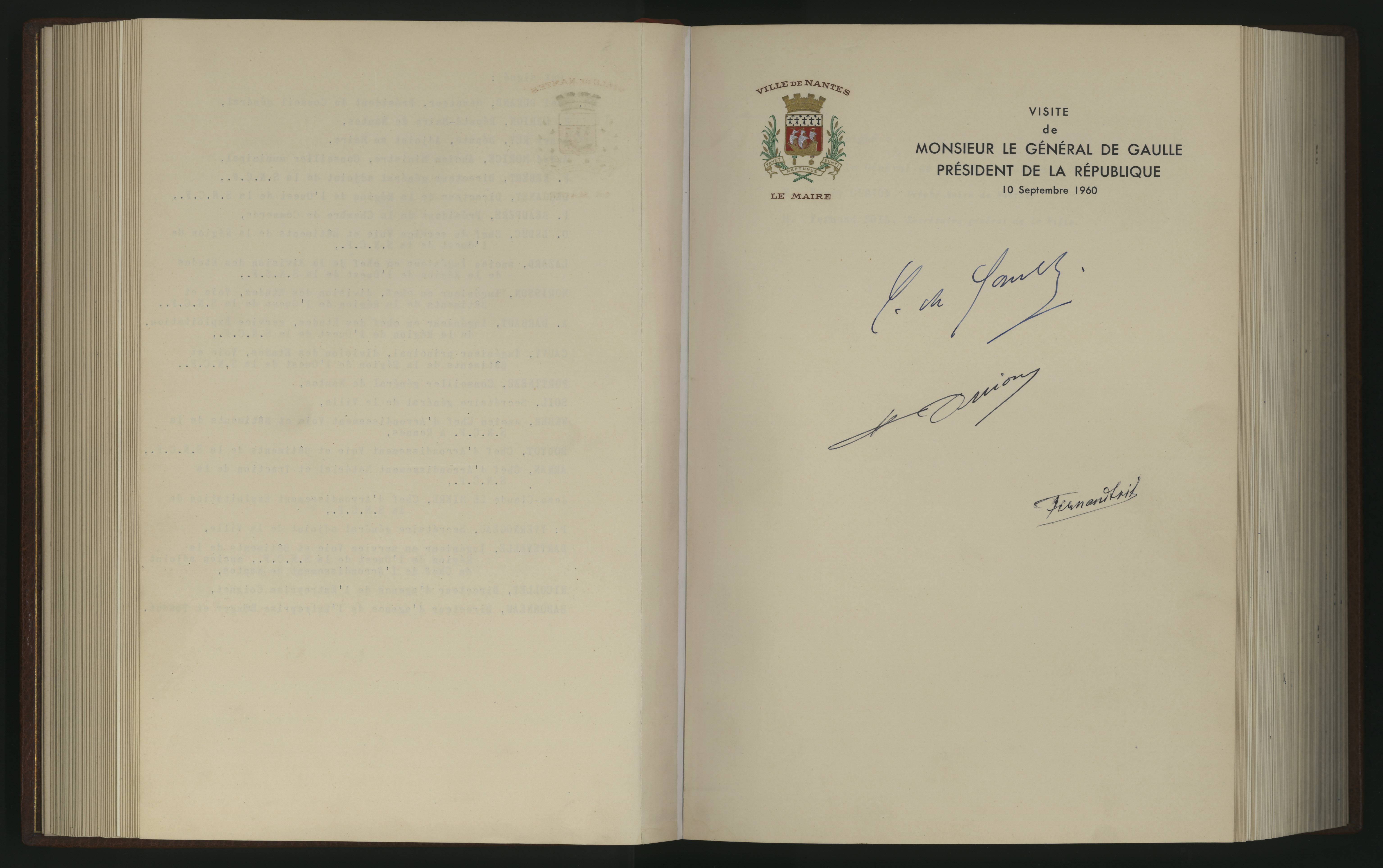 Page extraite du Livre d'or de la Ville de Nantes, portant la signature de Charles de Gaulle le 10 septembre 1960 (1597W)