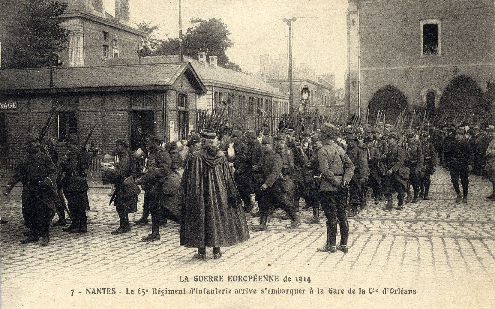 Le 65è Régiment d'Infanterie arrive s'embarquer à la gare de la Compagnie d'Orléans à Nantes, en 1914 (9Fi1573)