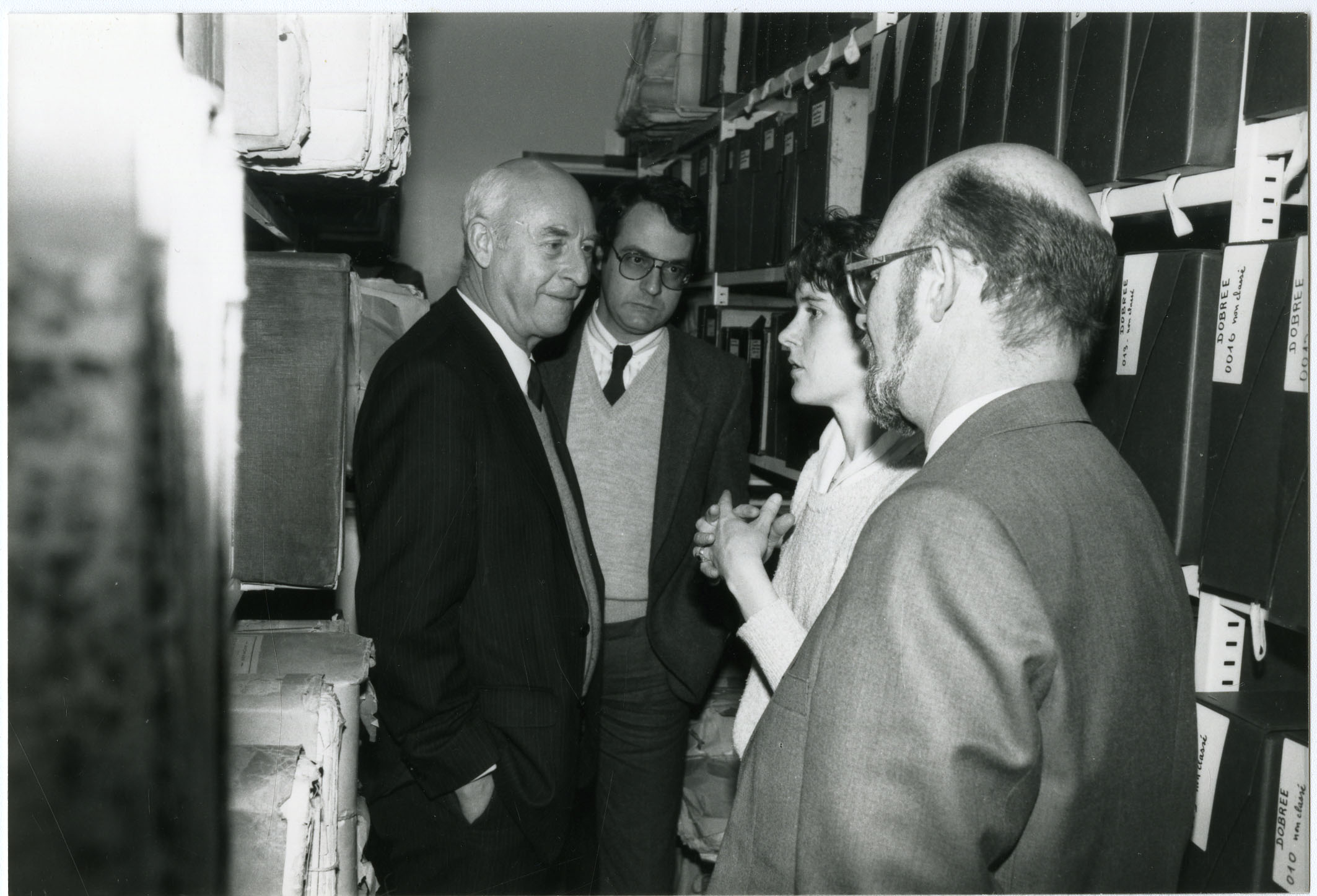 Inauguration du bâtiment des Archives municipales, rue d'Enfer, le 12 avril 1985. De gauche à droite : Michel Chauty, maire de Nantes ;  Jean-Pierre Le Ridant, adjoint au maire ; Christine Nougaret, directrice du service des Archives ; Loïc Sparfel, adjoint au maire (26Fi871)