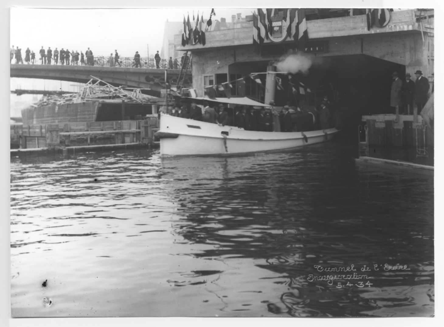 Sortie d'un bateau du cortège officiel au niveau du pont de la Rotonde (13Fi1298)