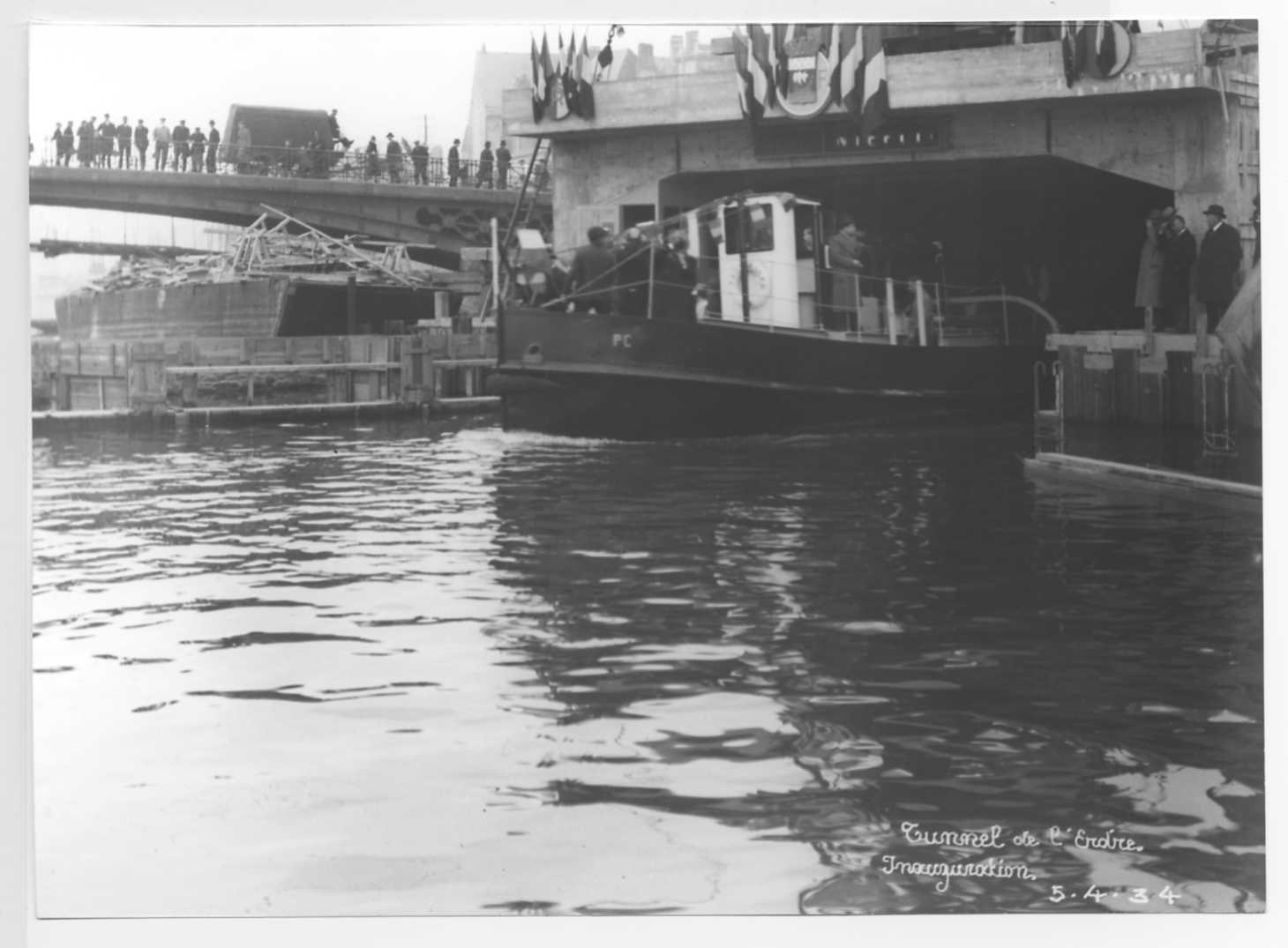 Sortie d'un bateau du cortège officiel au niveau du pont de la Rotonde (13Fi1299)