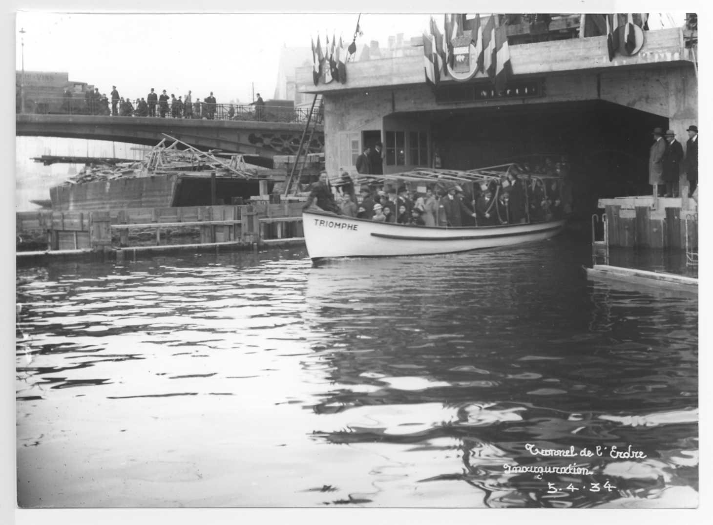 Sortie d'un bateau du cortège officiel au niveau du pont de la Rotonde (13Fi1301)
