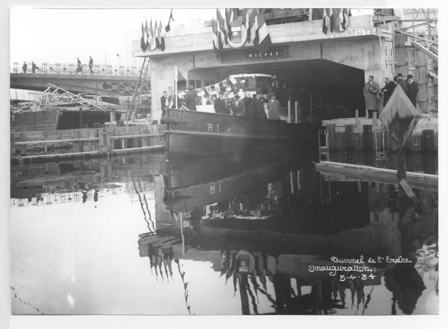 Sortie du bateau des officiels au niveau du pont de la Rotonde (13Fi1302)