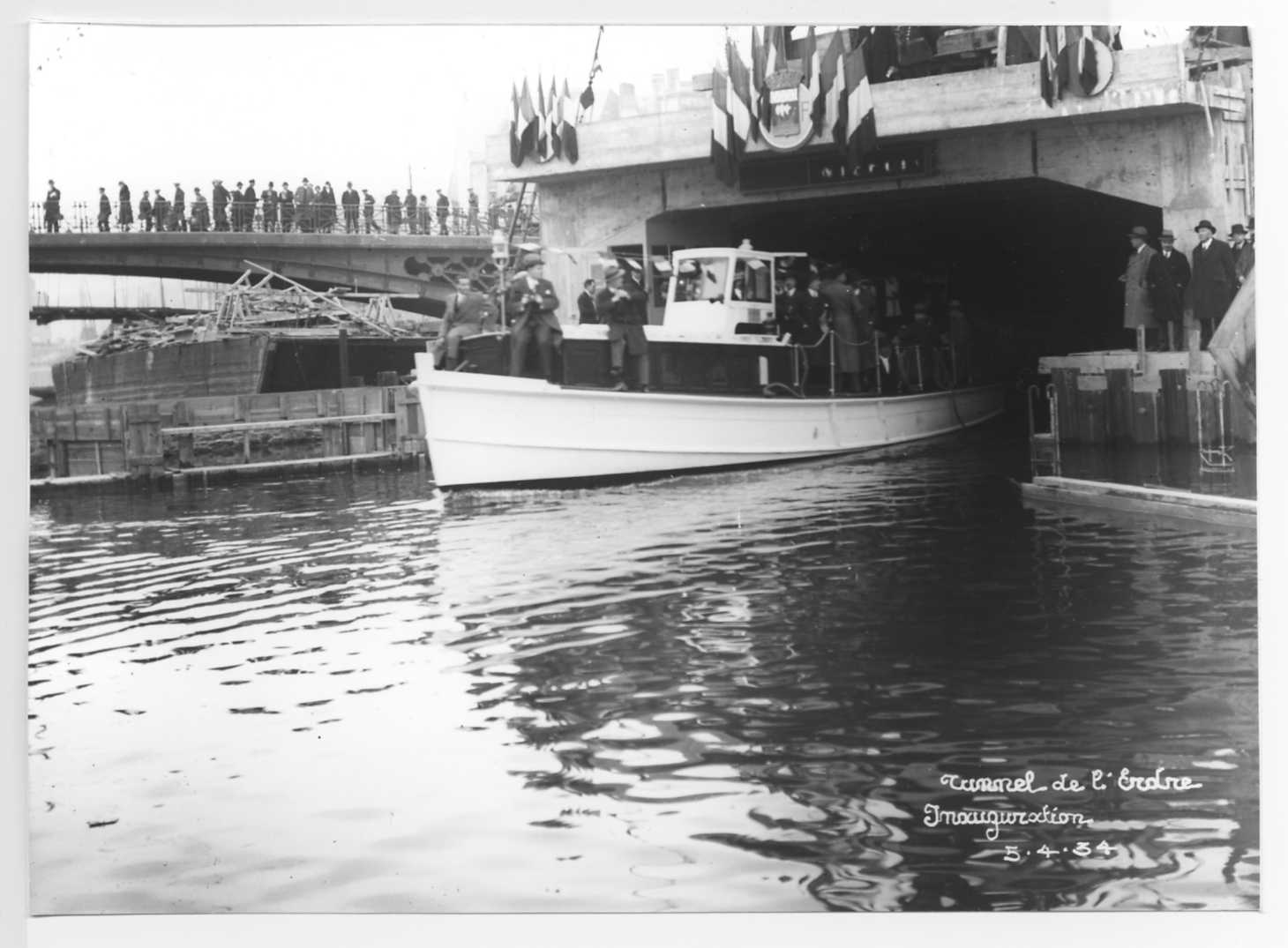 Sortie d'un bateau du cortège officiel au niveau du pont de la Rotonde (13Fi1303)