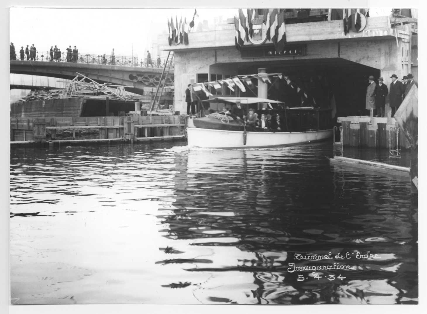 Sortie d'un bateau du cortège officiel au niveau du pont de la Rotonde (13Fi1307)