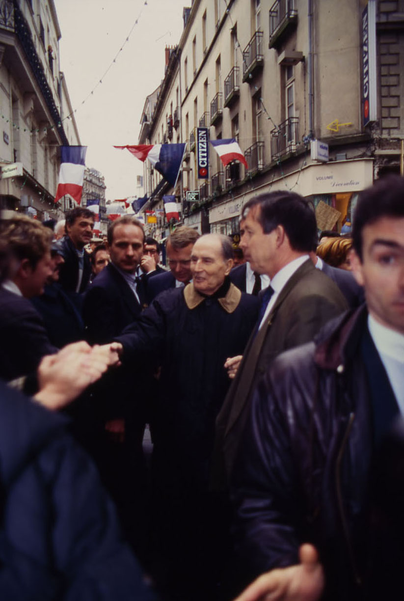 Bain de foule pour François Mitterrand, dans la rue des Trois-Croissants (17Fi)