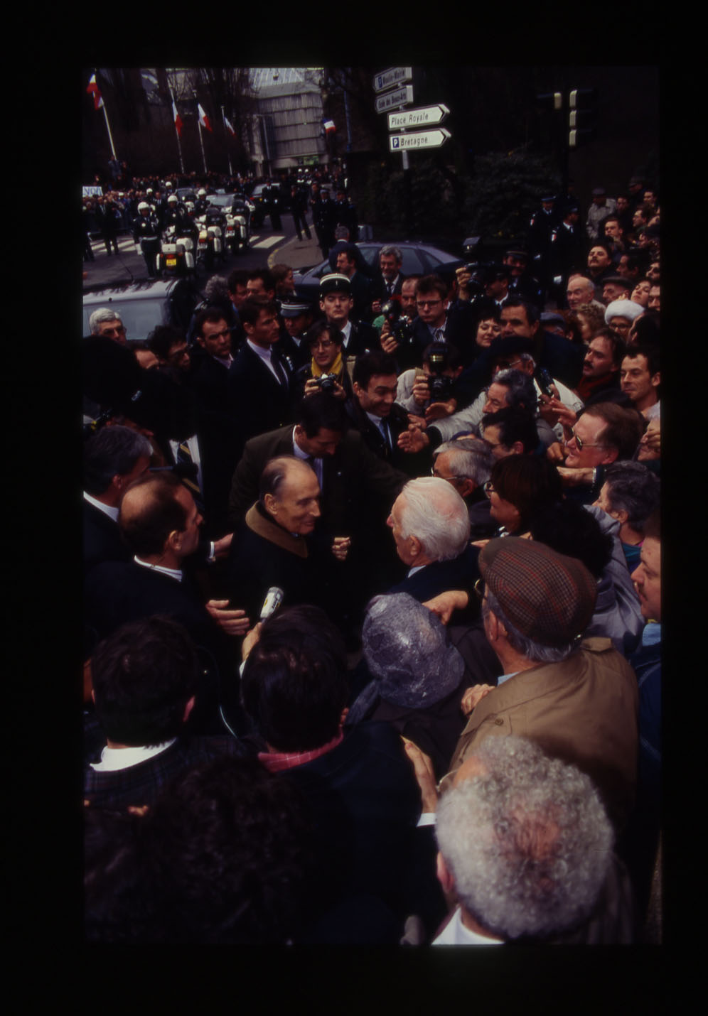 François Mitterrand à la rencontre des Nantais, rue de l'Hôtel de Ville, devant la mairie (17Fi)