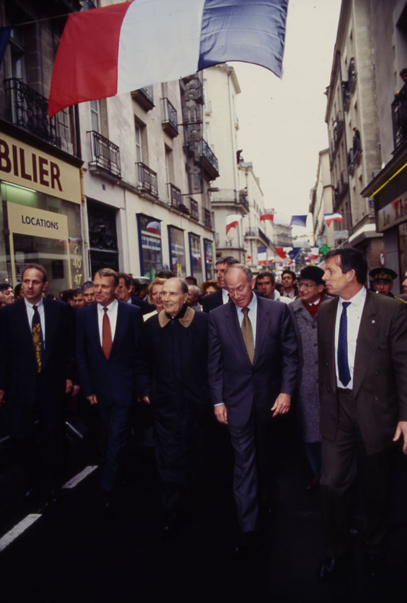 Le cortège présidentiel rejoint à l'Hôtel de Ville à pied par la rue des Trois-Croissants, pavoisée pour l'occasion (17Fi)