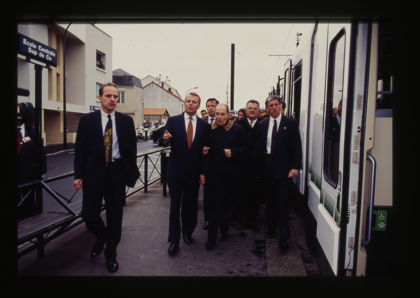 François Mitterrand, au bras de Jean-Marc Ayrault, maire de Nantes, s'apprête à prendre le tram (17Fi)