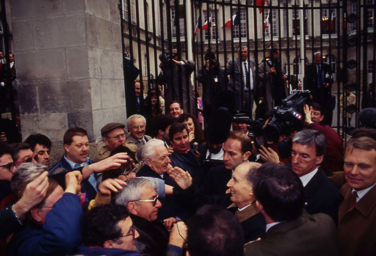 À la sortie de l'Hôtel de Ville, bain de foule pour François Mitterrand, devant les caméras (17Fi)