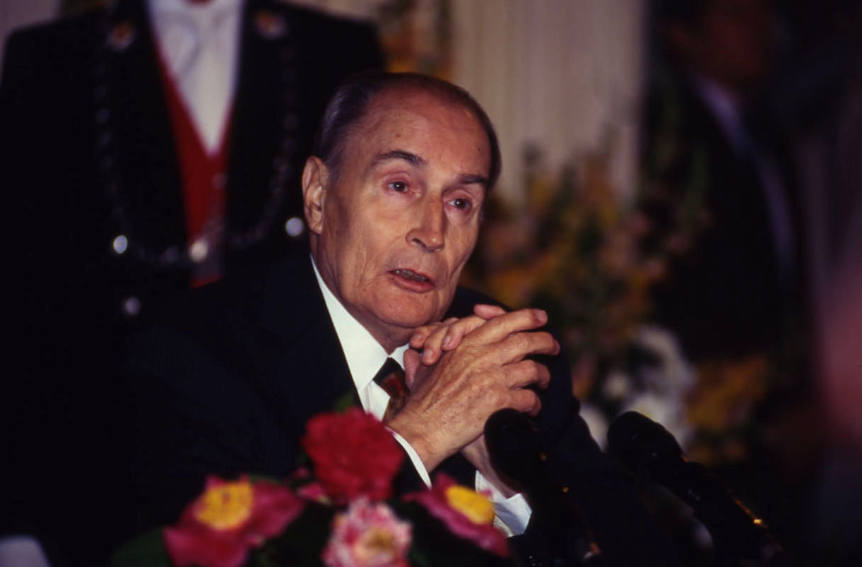 François Mitterrand prononçant son discours, dans la salle du Conseil municipal (17Fi)