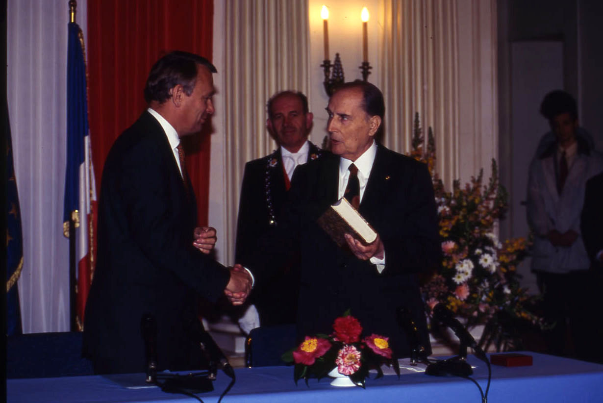 François Mitterrand reçoit, de la main de Jean-Marc Ayrault, de la part de la Ville, une édition rare d'un livre sur l'histoire de Nantes par Angé Guépin (17Fi)
