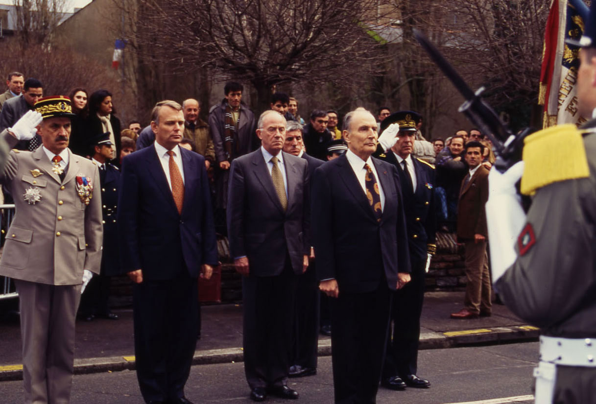 Cérémonie d'hommage. François Mitterrand, accompagné notamment de Jean-Marc Ayrault, devant l'Hôtel de Ville (17Fi)