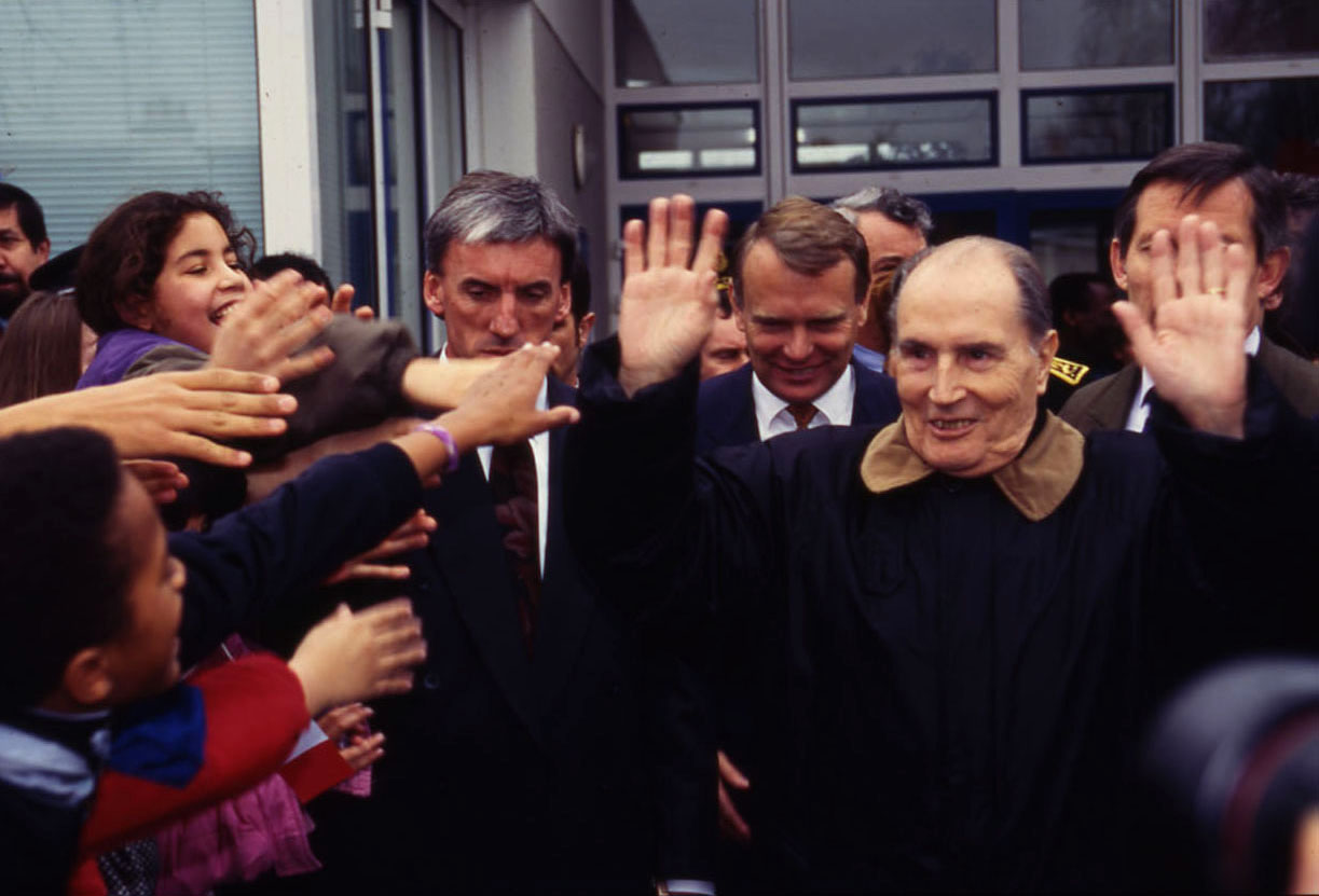 François Mitterrand à la sortie de l'espace Santos-Dumont (17Fi)