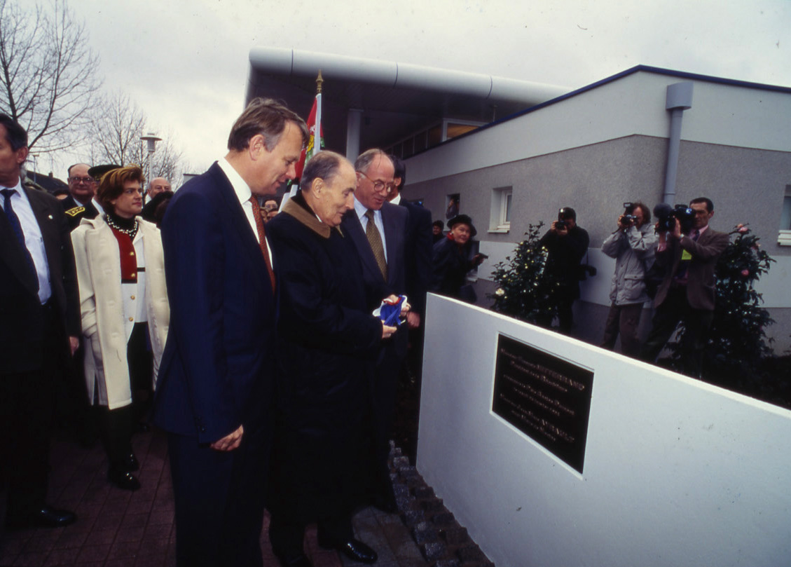 François Mitterrand et Jean-Marc Ayrault, maire de Nantes, devant la plaque apposée à l'entrée de l'espace Santos-Dumont (17Fi)