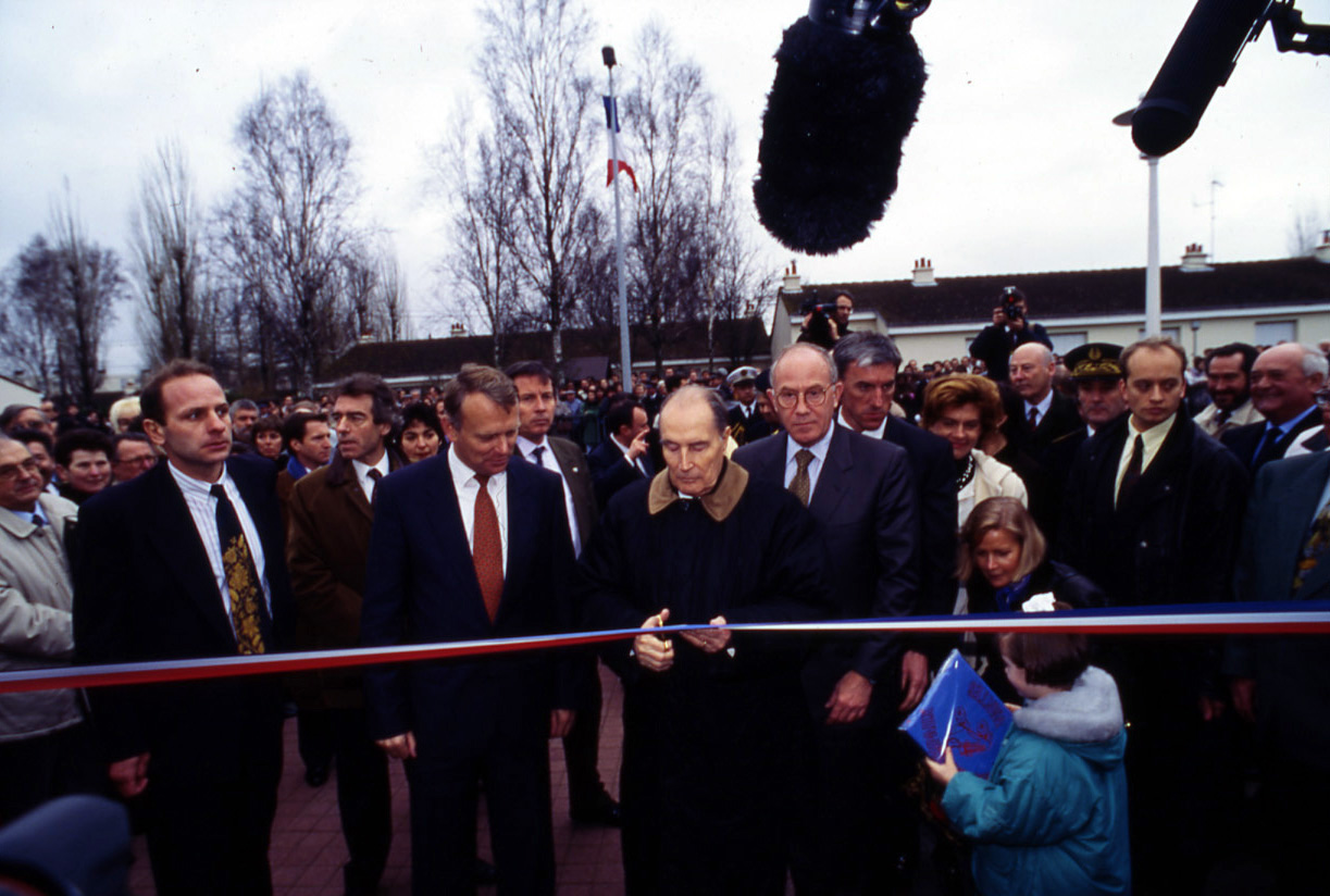 François Mitterrand coupe le ruban pour l'inauguration de l'espace Santos-Dumont (17Fi)