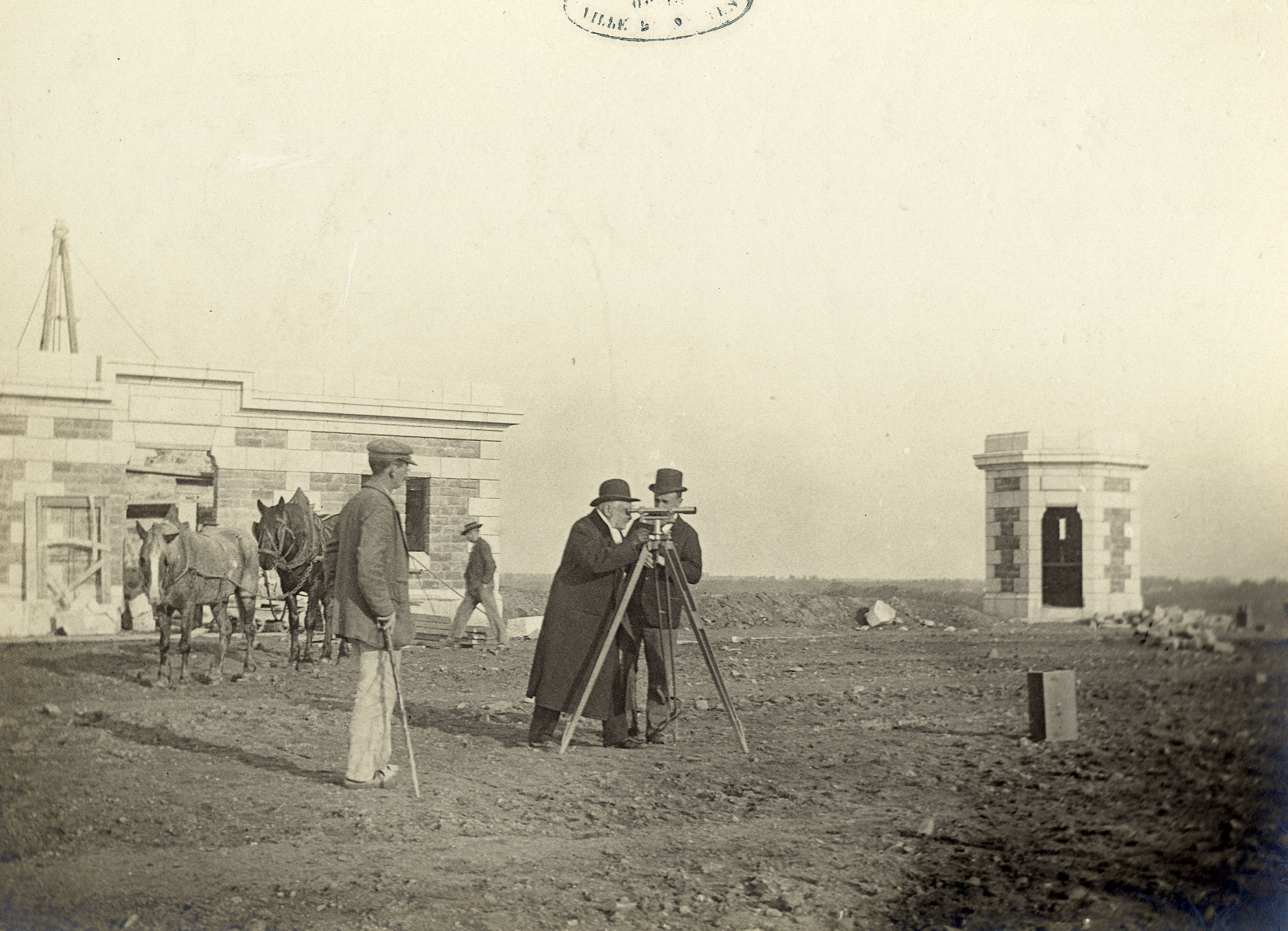 Une visite du chantier du réservoir en 1904 (26Fi975)