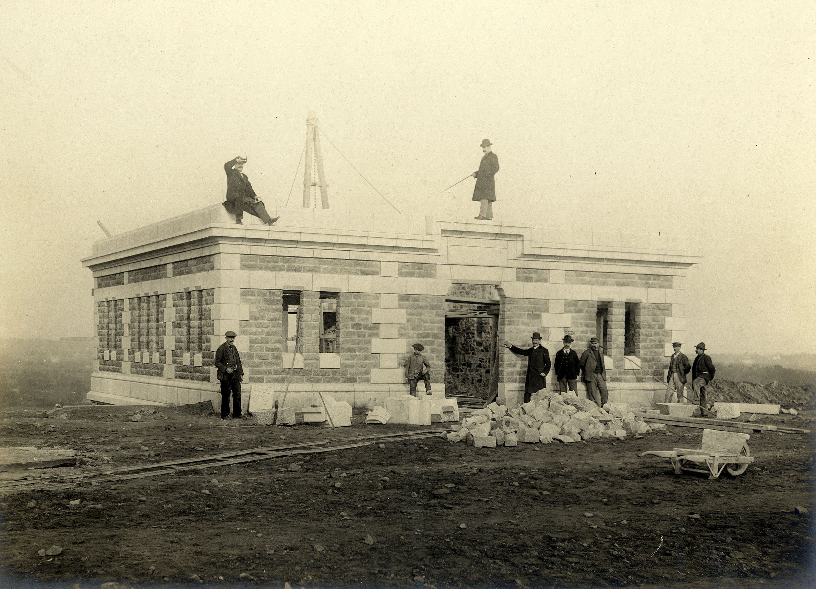 Ouvriers et ingénieurs posent devant et sur le réservoir d’eau lors d’une visite du chantier en 1904 (26Fi1077)