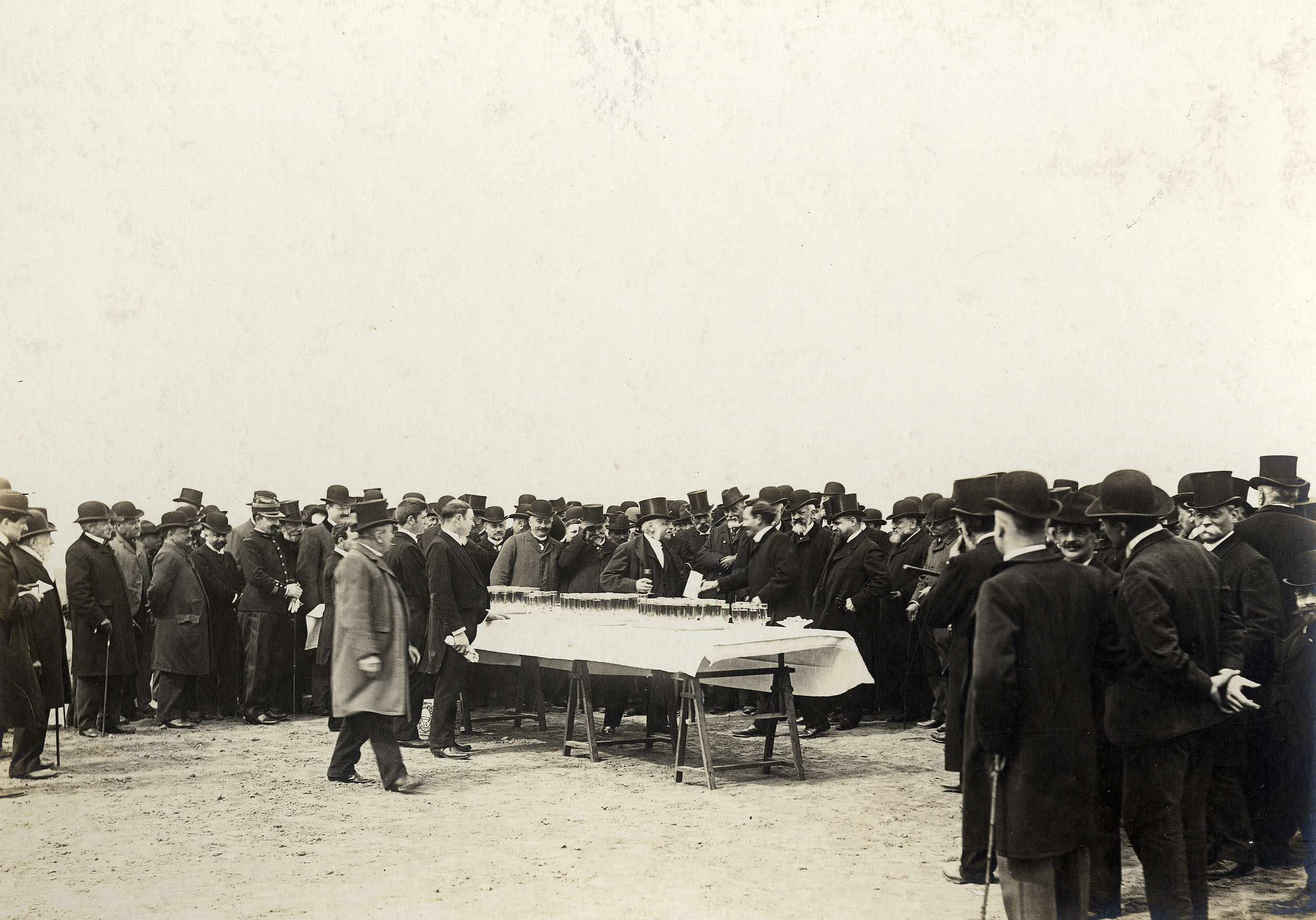Lors de l’inauguration du réservoir le 22 avril 1904, le maire de Nantes, Paul-Émile Sarradin, salue l’ingénieur Gaston Michel, devant une foule nombreuse (26Fi1081)