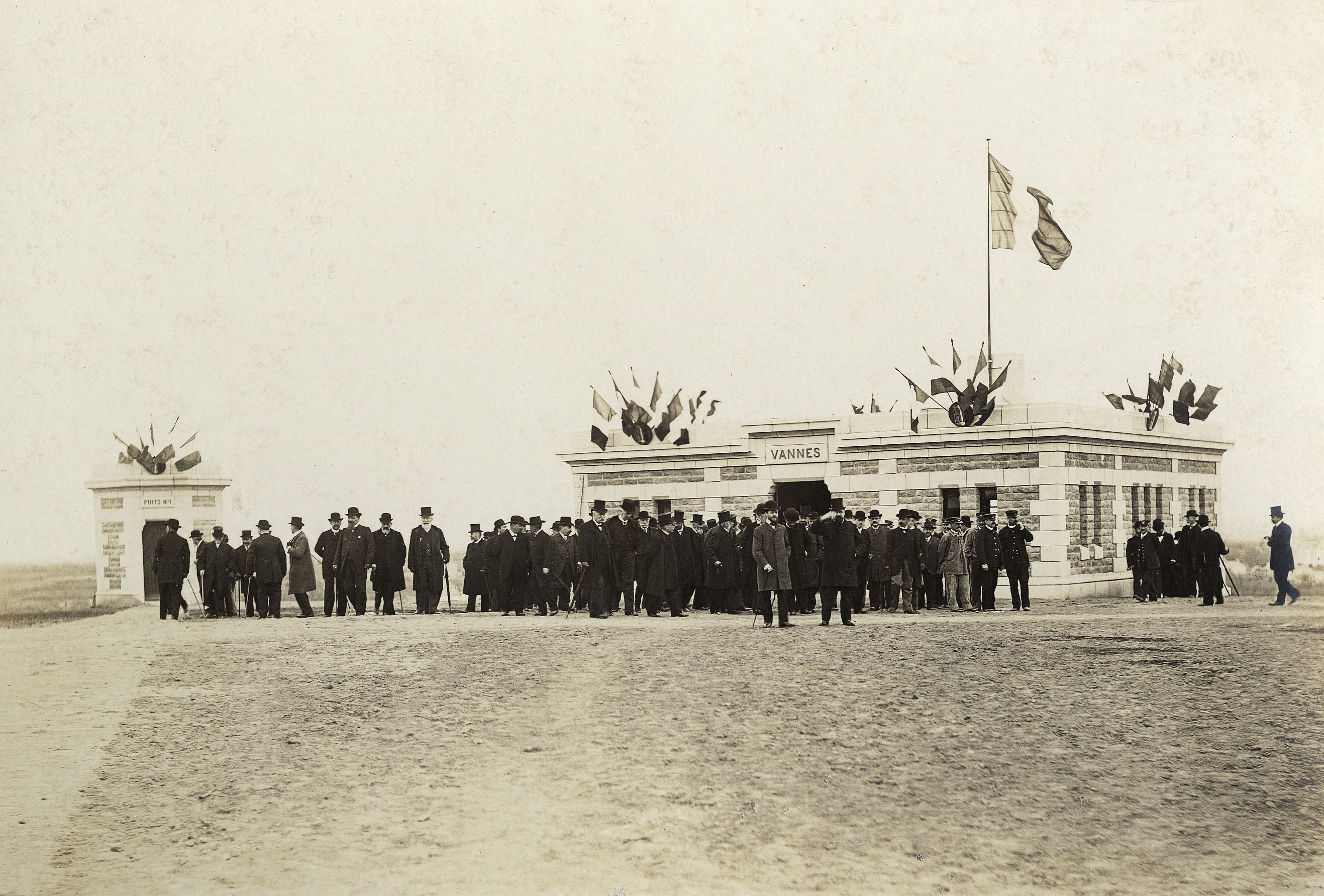 Des personnalités devant la chambre des vannes et le puits de descente n°1, lors de l’inauguration du réservoir le 22 avril 1904 (26Fi1082)