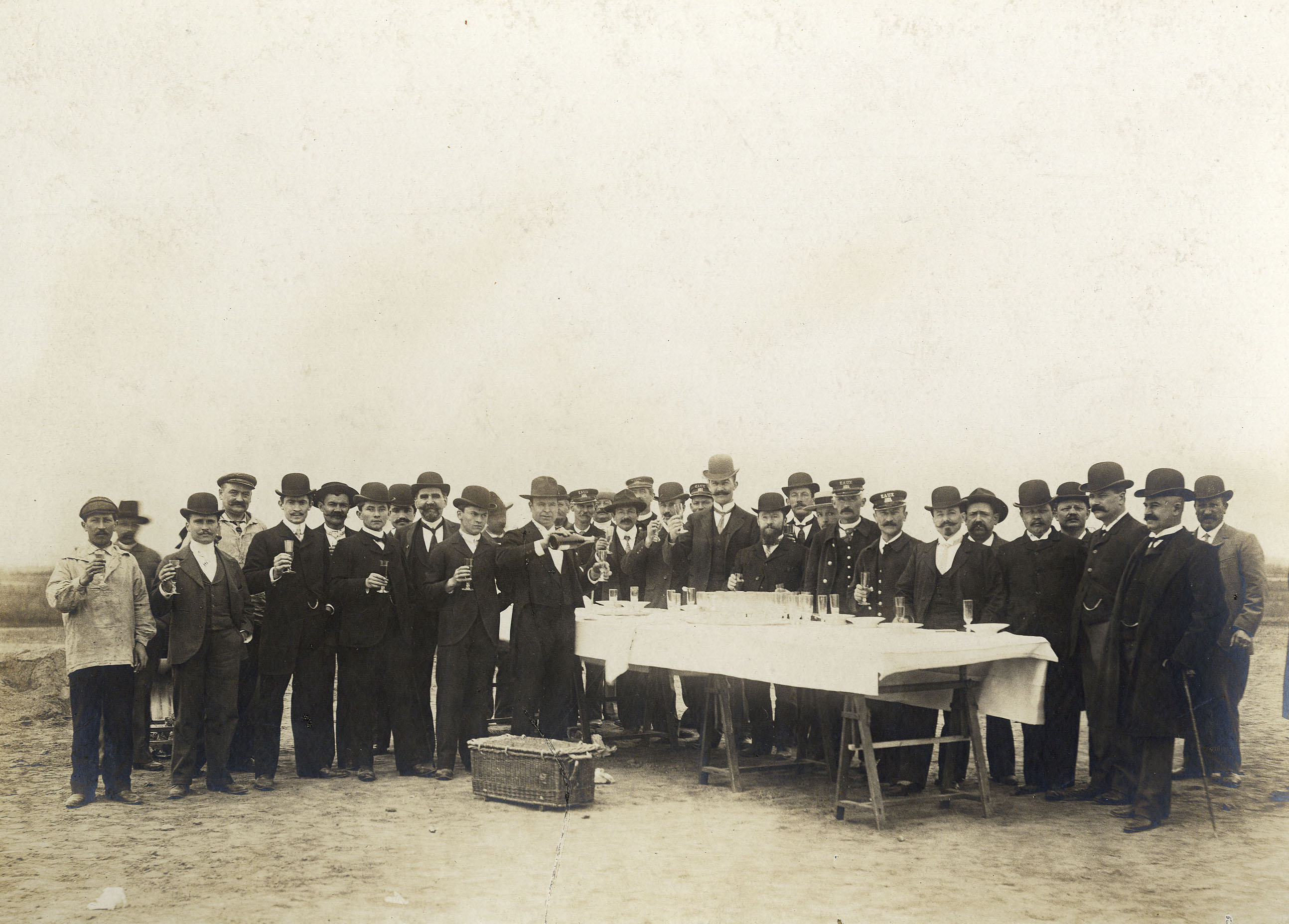 Les responsables et compagnons du chantier, lors de l’inauguration du réservoir le 22 avril 1904 (26Fi1083)