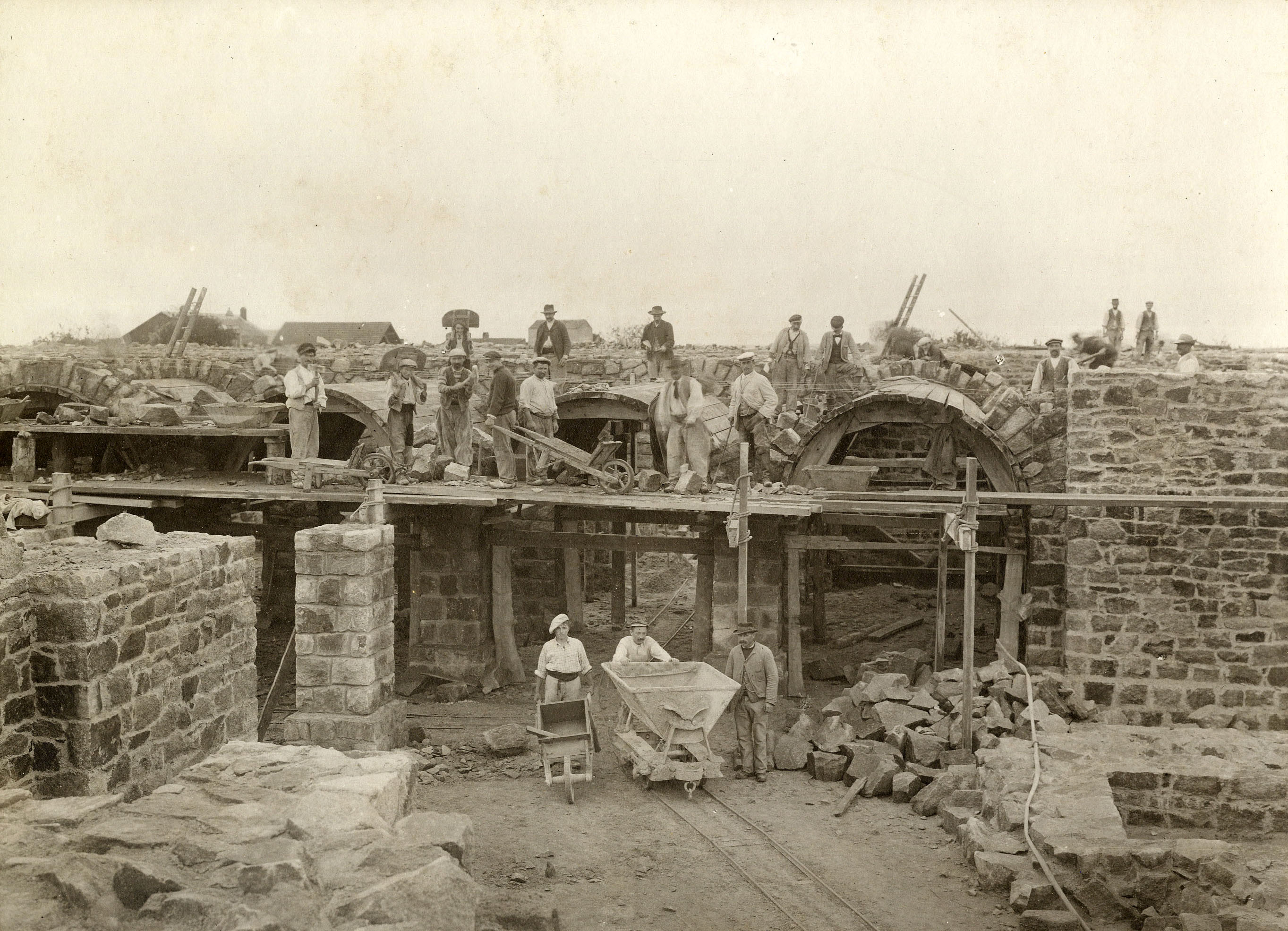 Ouvriers posant sur le chantier du réservoir en 1903 (26Fi1087)