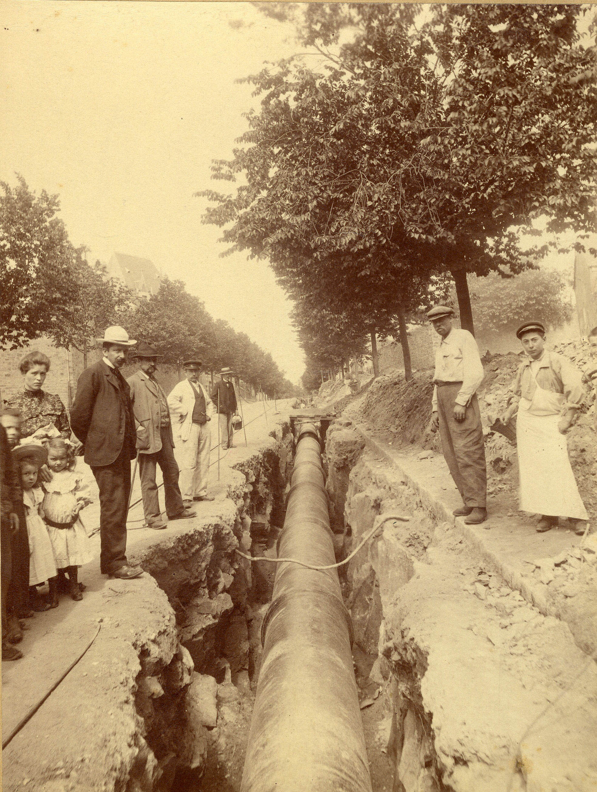 Pose de la conduite de refoulement alimentant le réservoir, avenue Pasteur à Chantenay, en 1903 (26Fi1090)