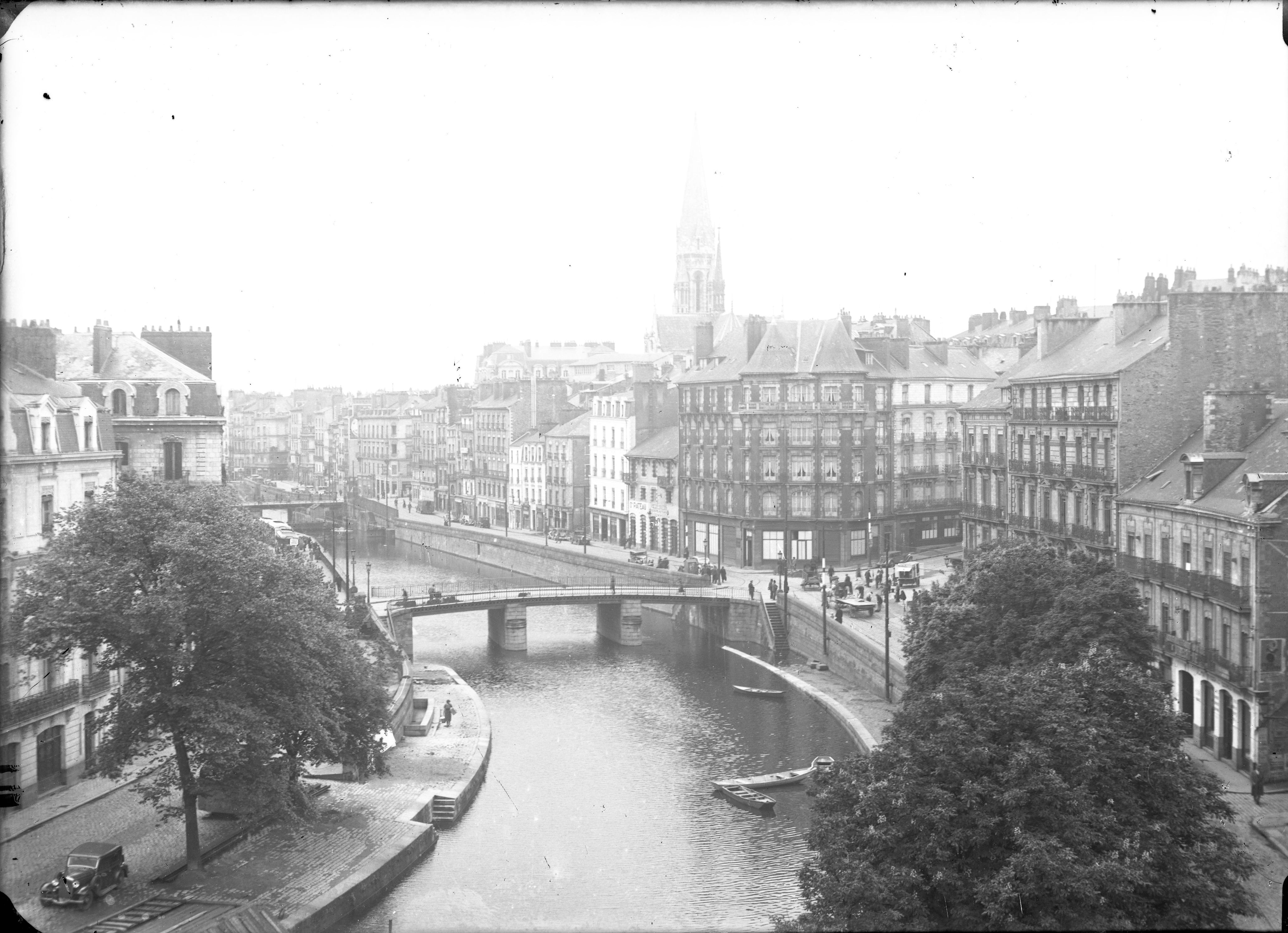 Vue de l'Erdre et du pont de l'Hôtel de Ville (26Fi3080)