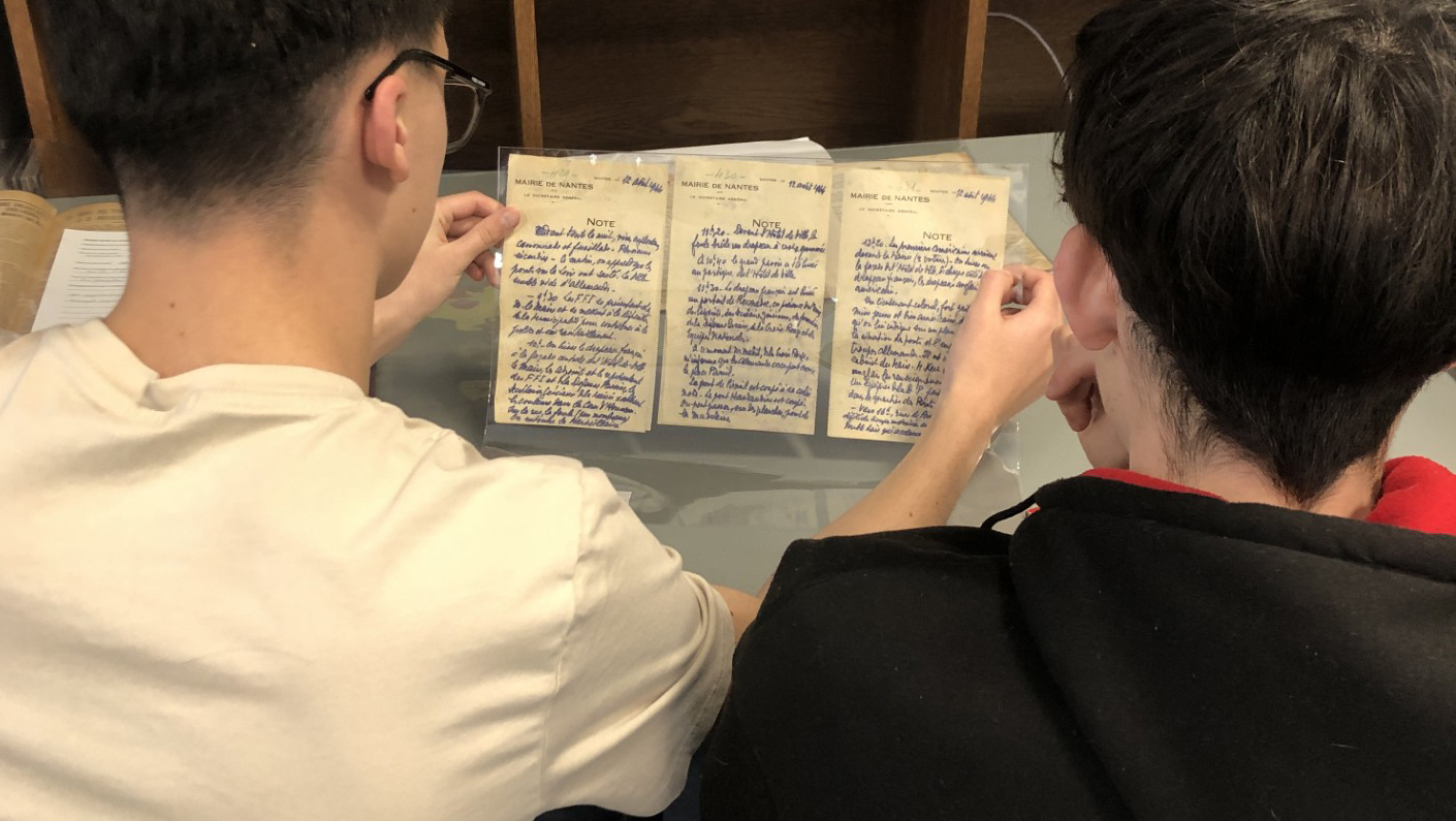 Lors de l’atelier aux Archives, les élèves consultent le corpus de documents en lien avec leur thématique. Une fiche les guide pour la prise de notes. 