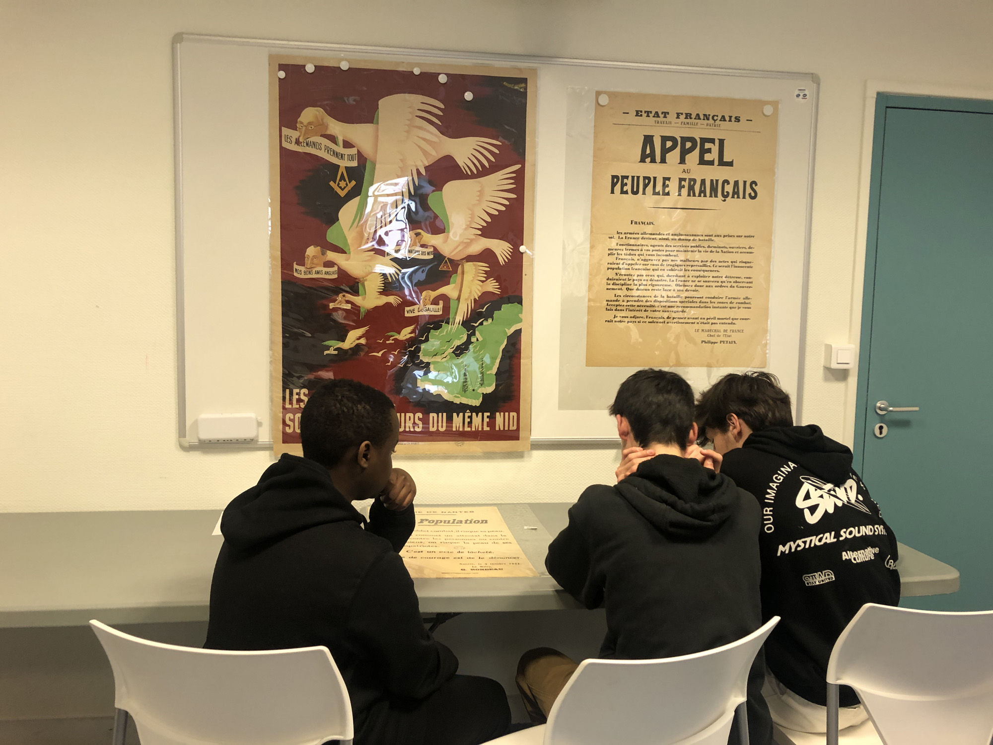 Lors de l’atelier aux Archives, les élèves consultent le corpus de documents en lien avec leur thématique. Une fiche les guide pour la prise de notes. 
