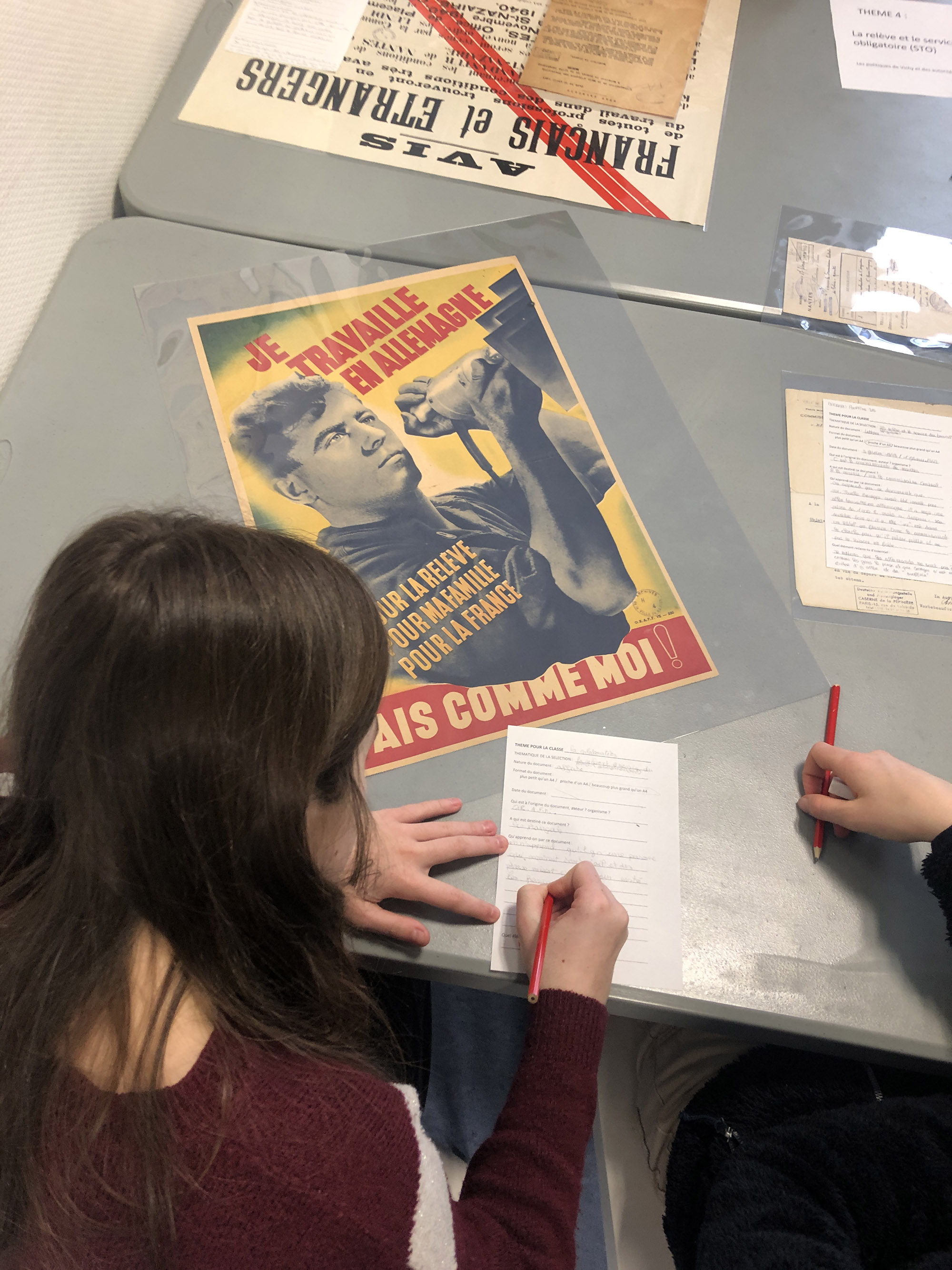 Lors de l’atelier aux Archives, les élèves consultent le corpus de documents en lien avec leur thématique. Une fiche les guide pour la prise de notes. 
