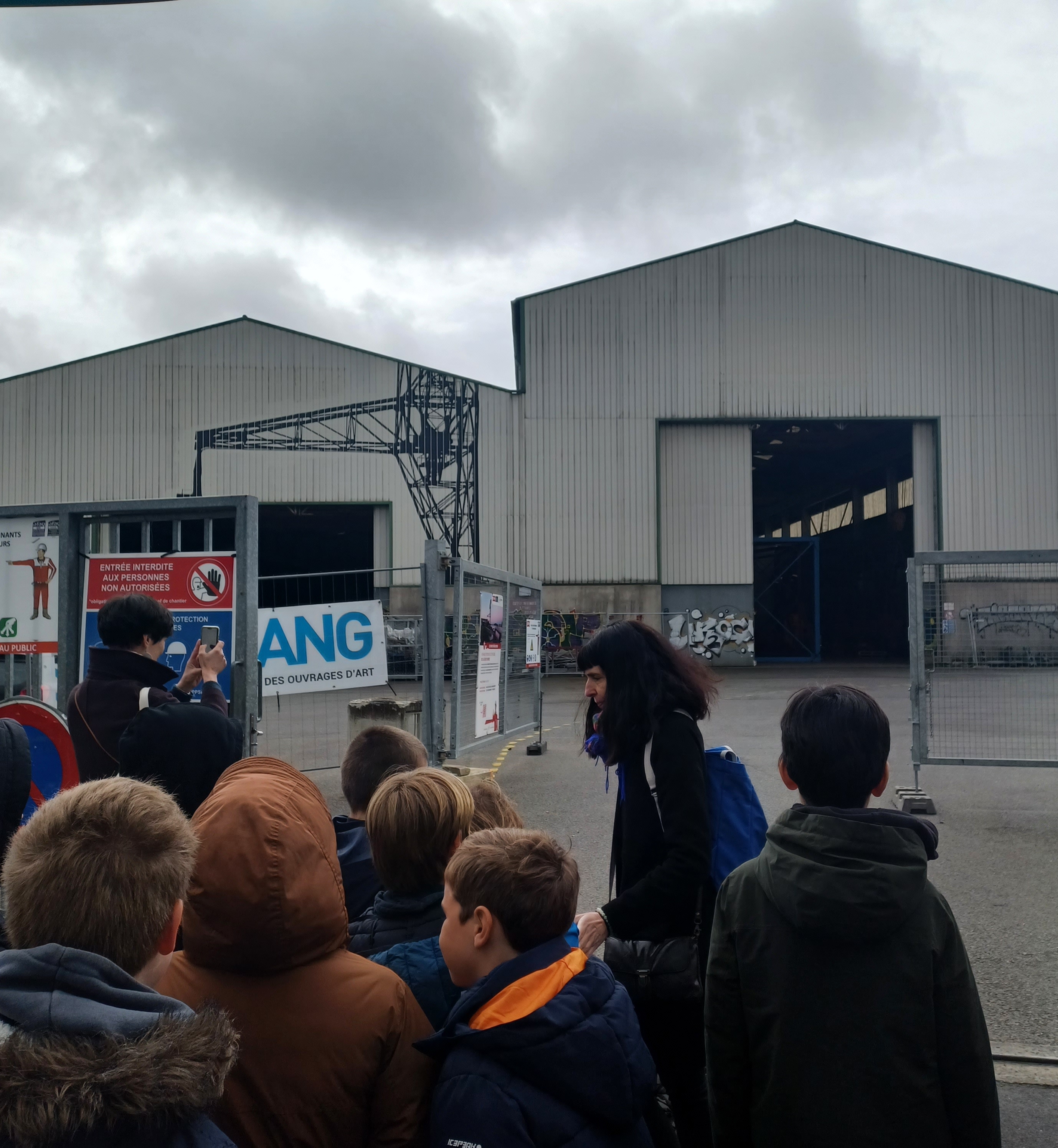 Halte devant le hangar où la grue noire est en cours de restauration.