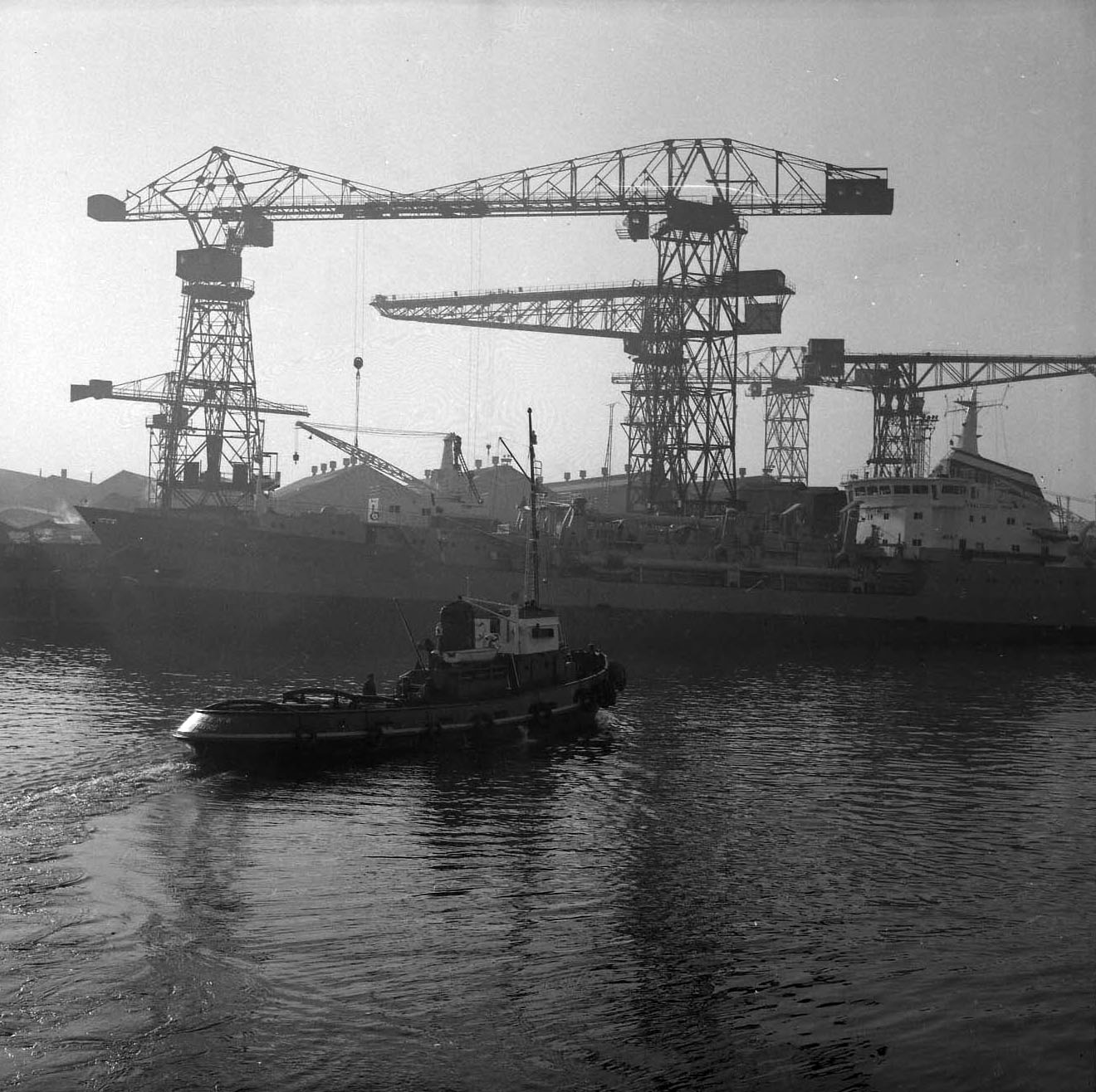 Les chantiers navals sur l'île de Nantes dans les années 1960.