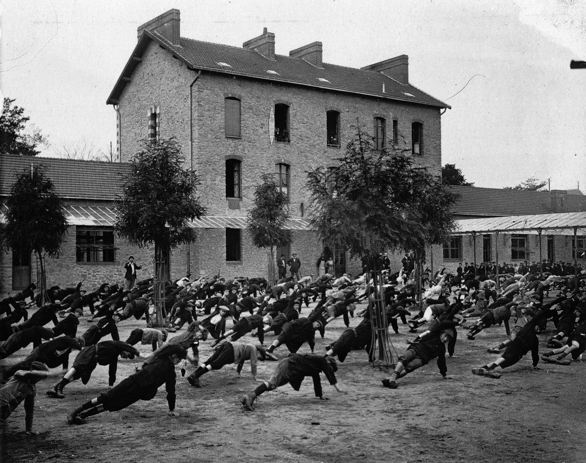 Exercices sportifs dans la cour de récréation, école de la Fraternité (38fi22)