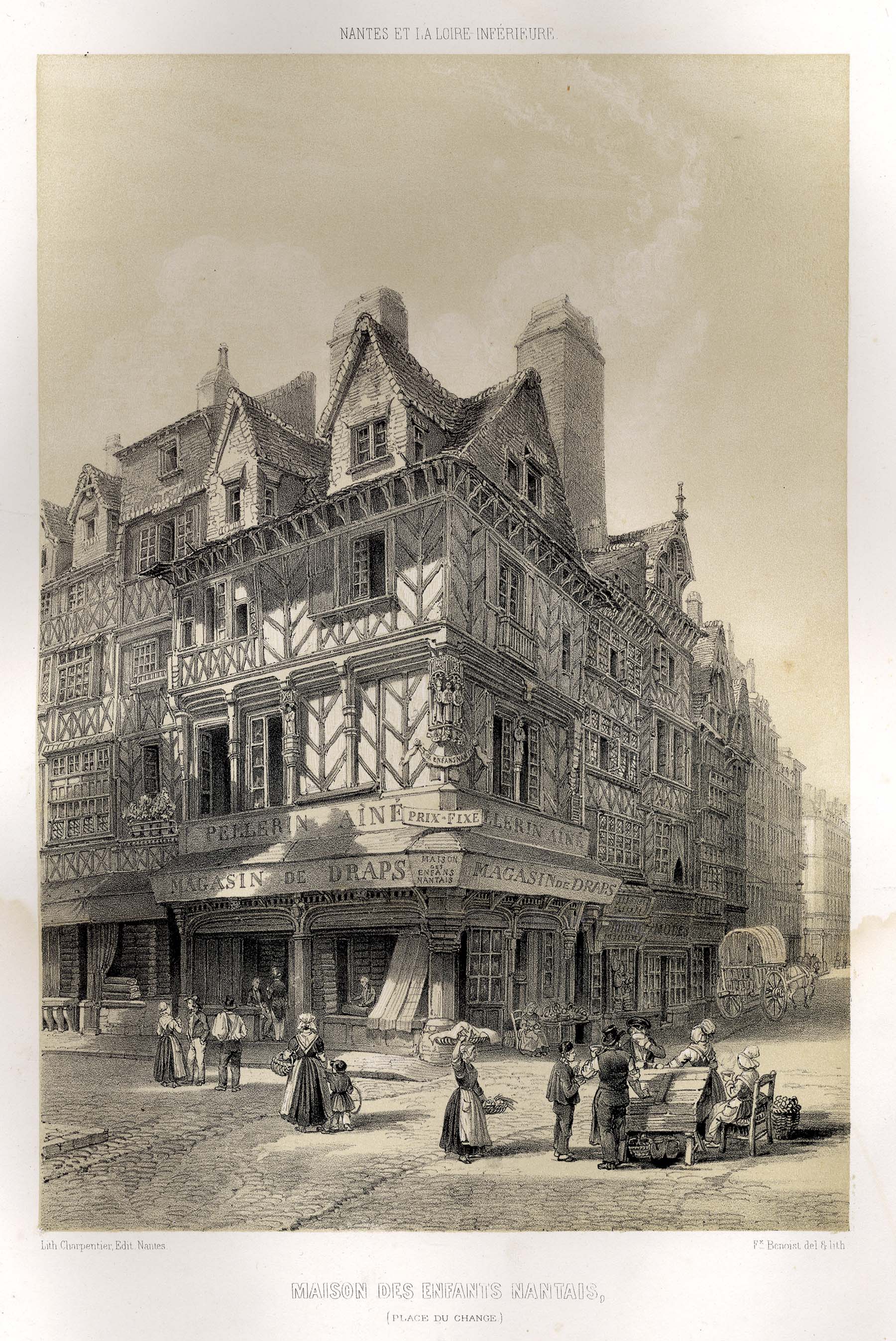 La maison des Enfants nantais et son architecture en pan de bois, à l'angle des rues de la Poissonnerie et de la Barillerie (2Fi87)