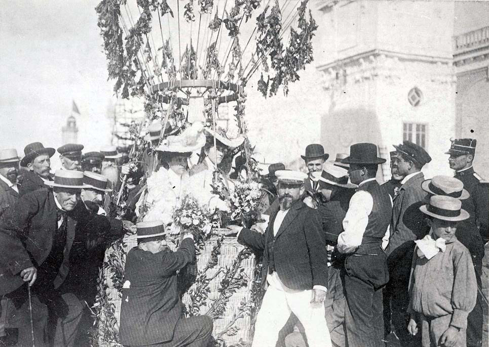 Le ballon fleuri d'Edmond David avec les trois passagères (BGbr993)