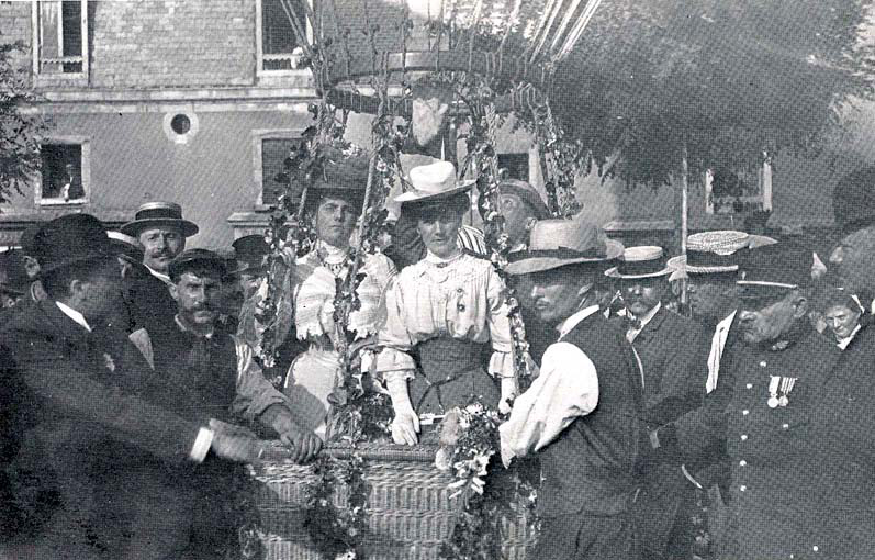 Le ballon fleuri d'Edmond David avec les trois passagères (BGbr993)