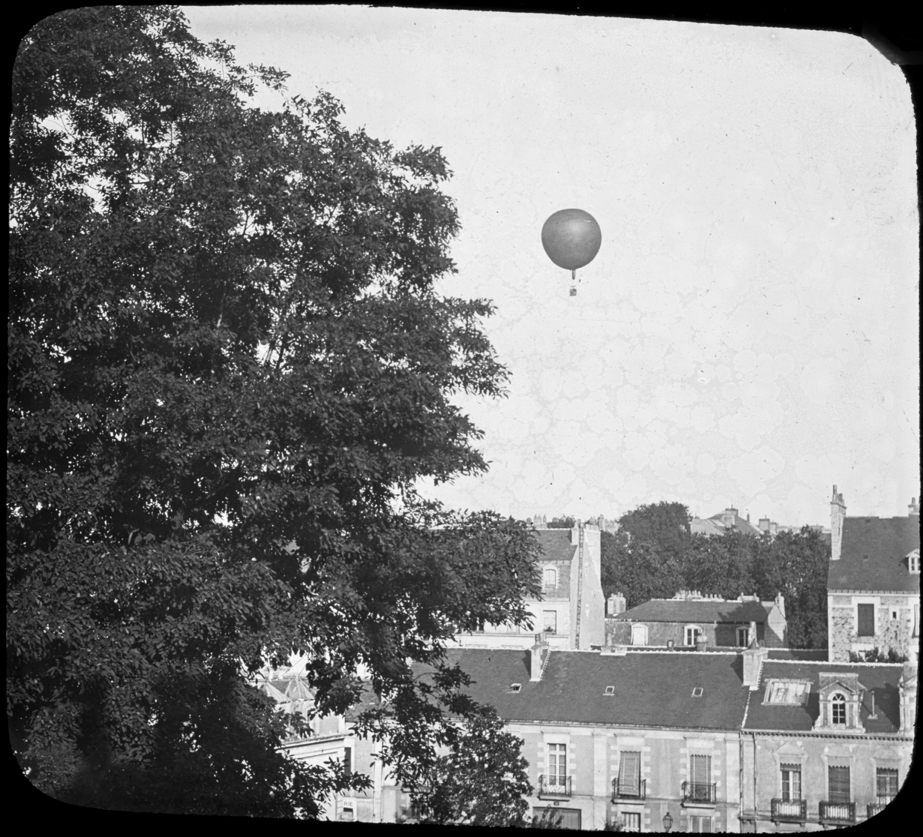 Le Stella dans le ciel de Nantes, le 14 juillet 1900 (55Z840)
