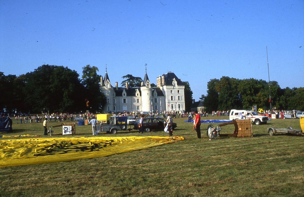 Les montgolfières prêtes à être gonflées, devant le château de la Pervenchère (17Fi138)