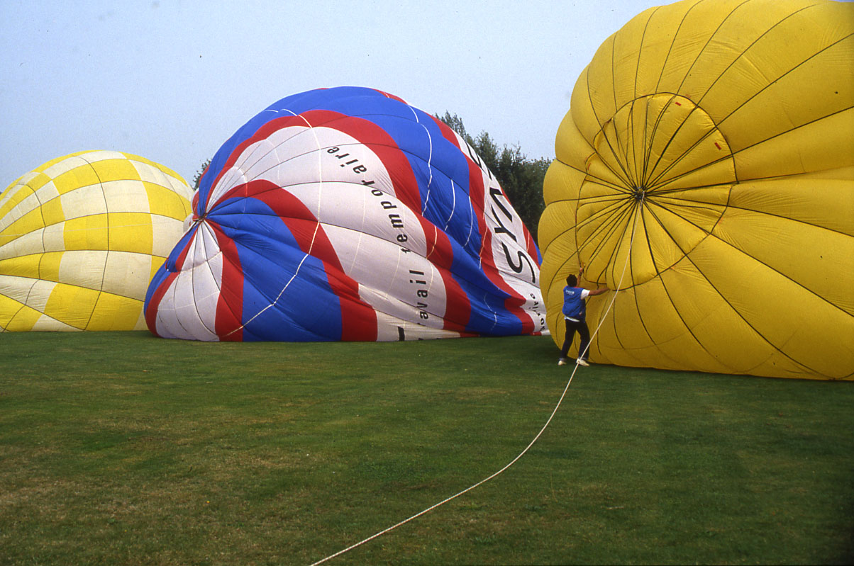 Le gonflement des montgolfières (17Fi139)
