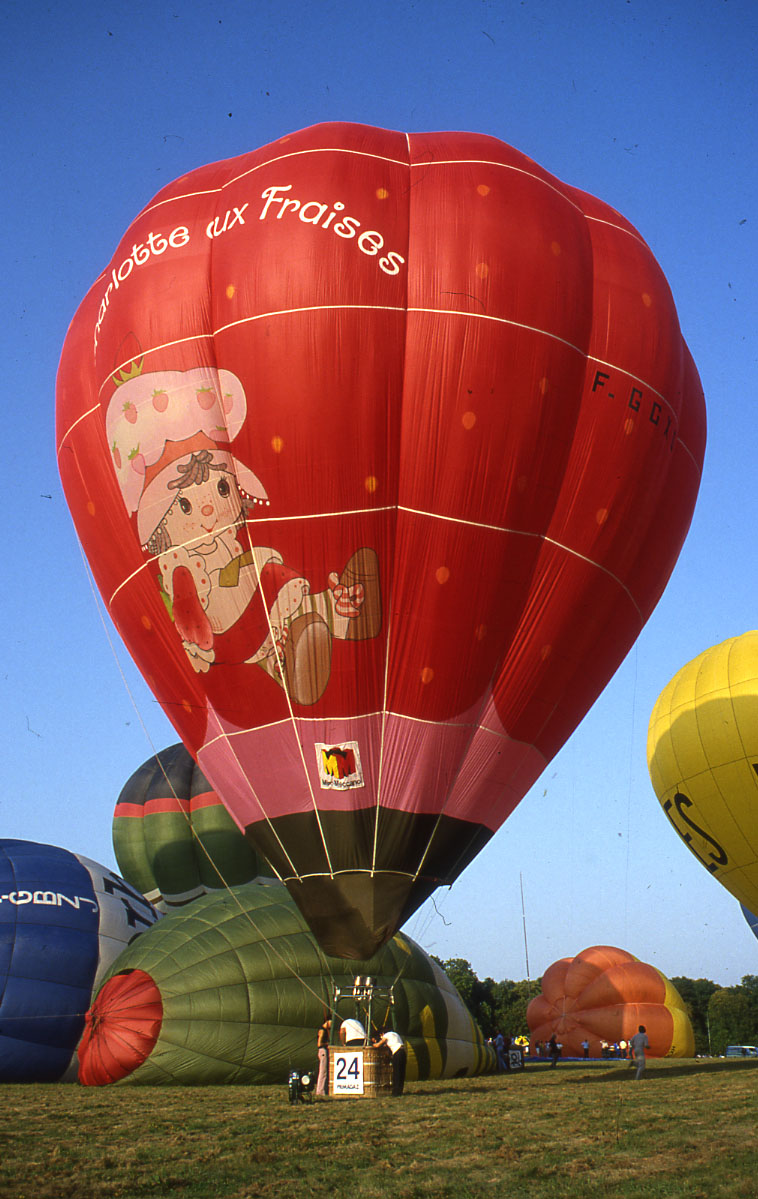 Une montgolfière sponsorisée par la marque 