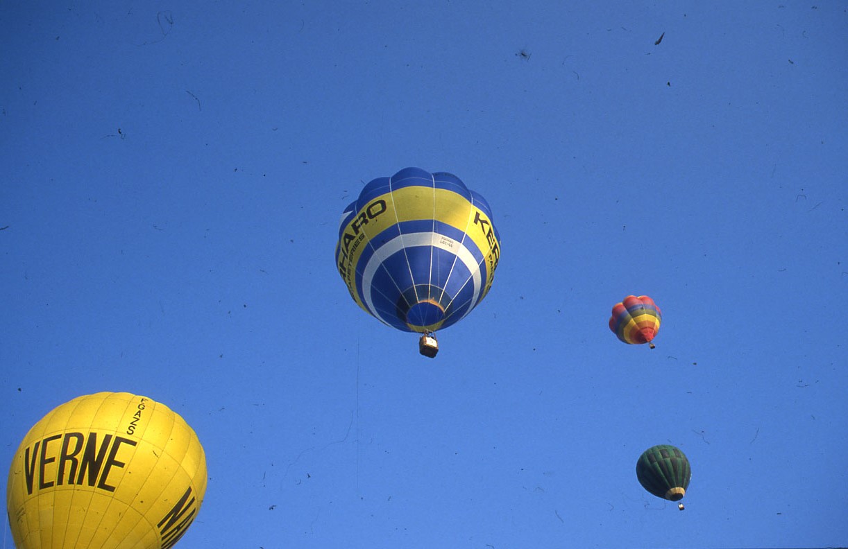 Des mongolfières en vol (17Fi142)