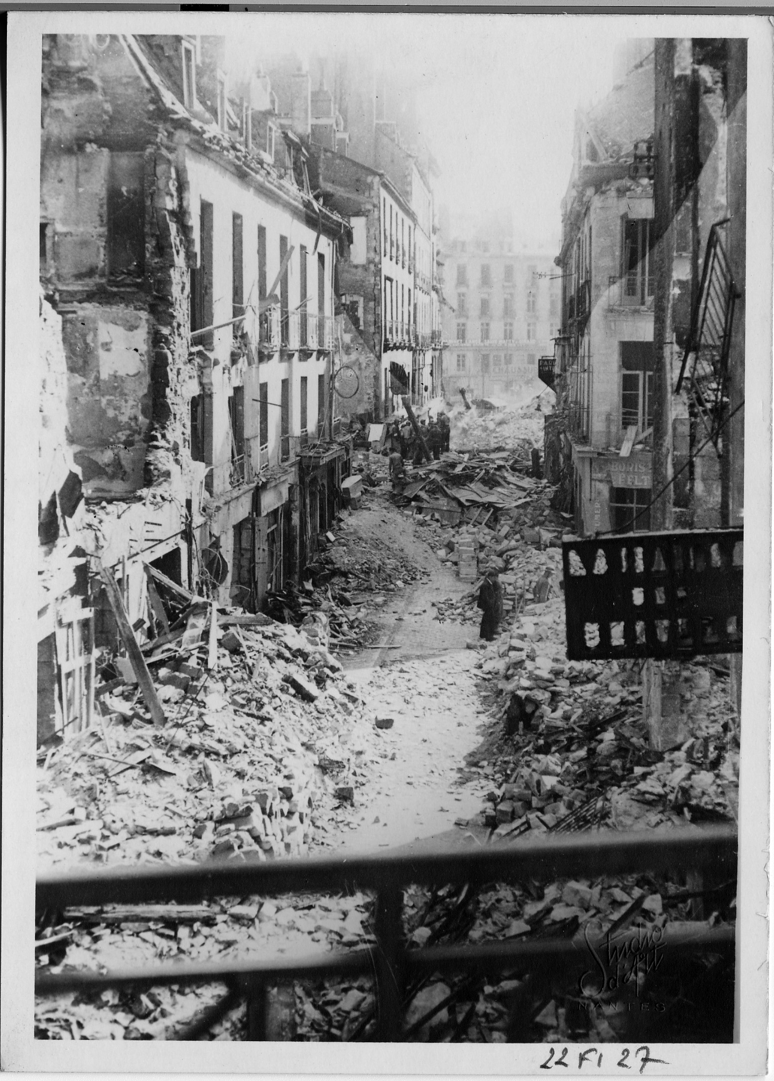 Immeubles détruits rue de l'Arche Sèche et vue sur la place Royale, cliché pris en septembre 1943 (22Fi27)