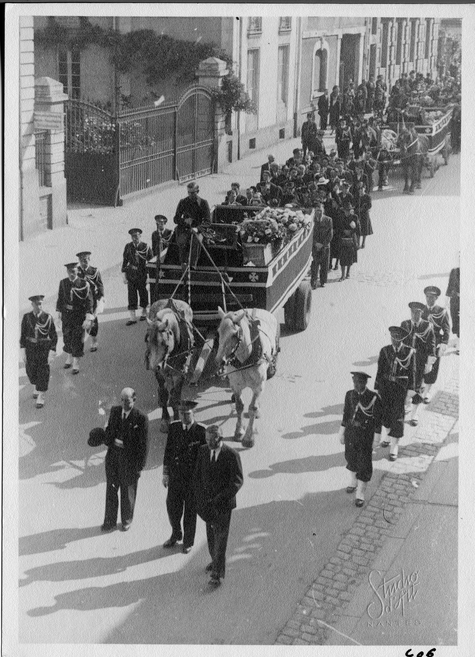 Procession religieuse lors de l'enterrement des victimes des bombardements en septembre 1943, rue Georges-Clemenceau (22Fi406)