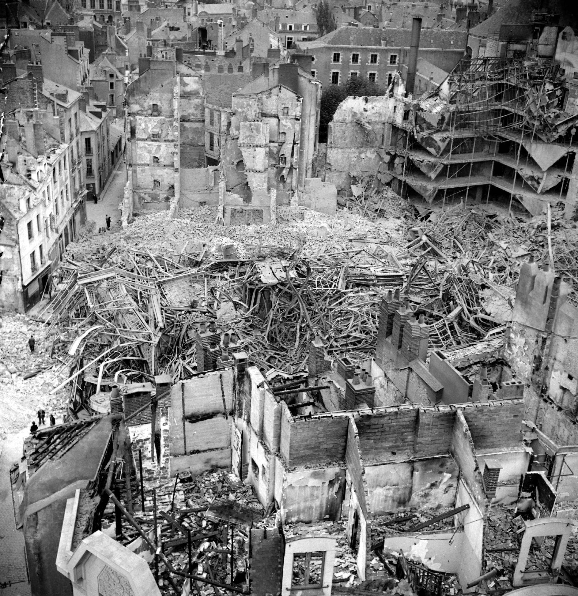 Le magasin Decré détruit par les bombardements de septembre 1943, photographie prise du beffroi de l'église Sainte-Croix (23Fi46)