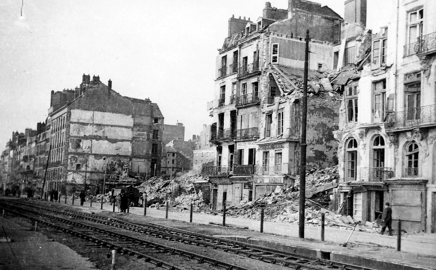Immeubles détruits par les bombardements de septembre 1943, quai de la Fosse, le long de la voie ferrée (28Fi136)