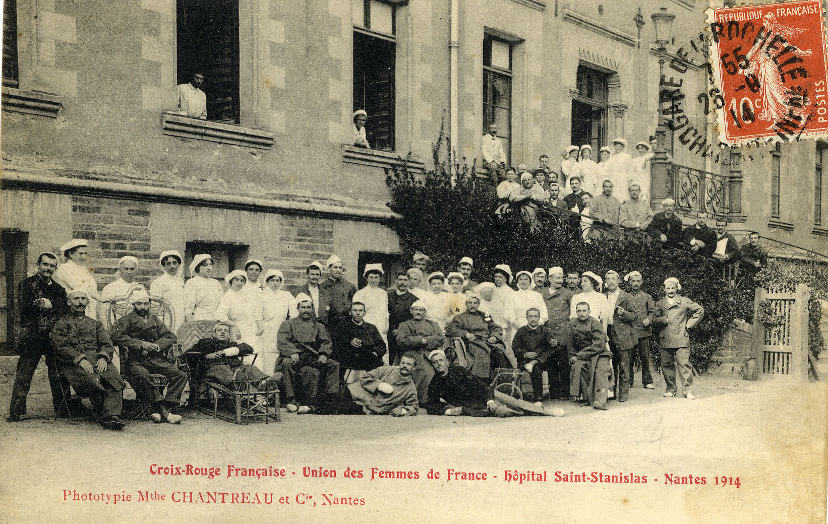 Patients et personnel de l'hôpital Saint-Stanilas à Nantes, en 1914 (9Fi1581)