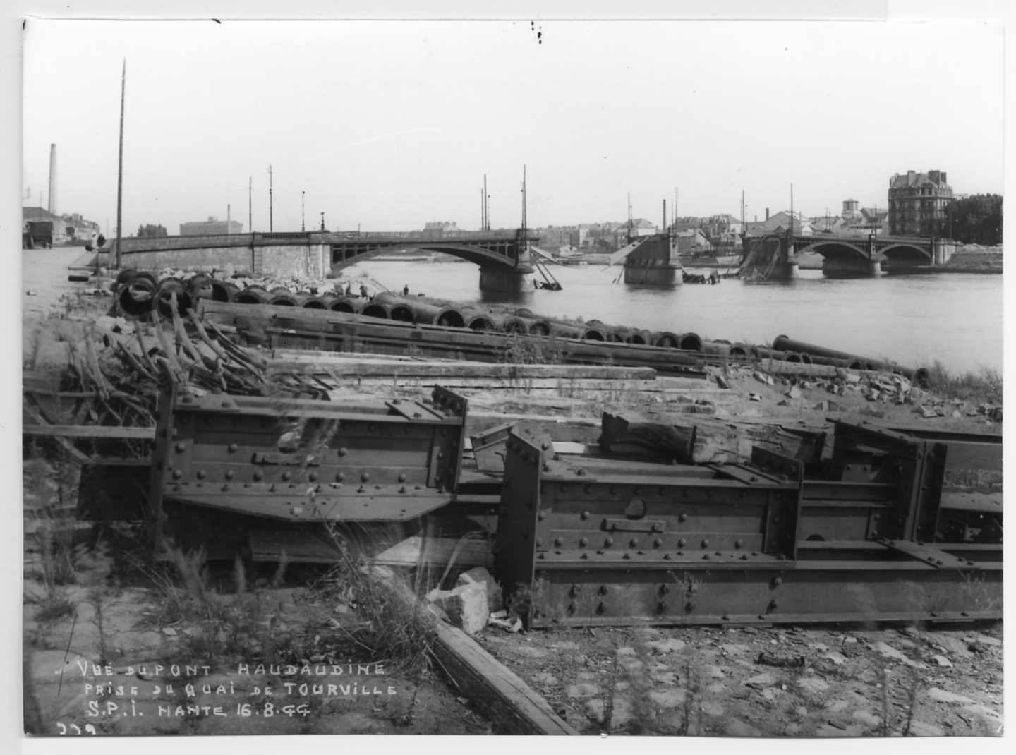 Vue du pont Haudaudine prise du quai de Tourville le 16 août 1944, après les bombardements (13Fi673)